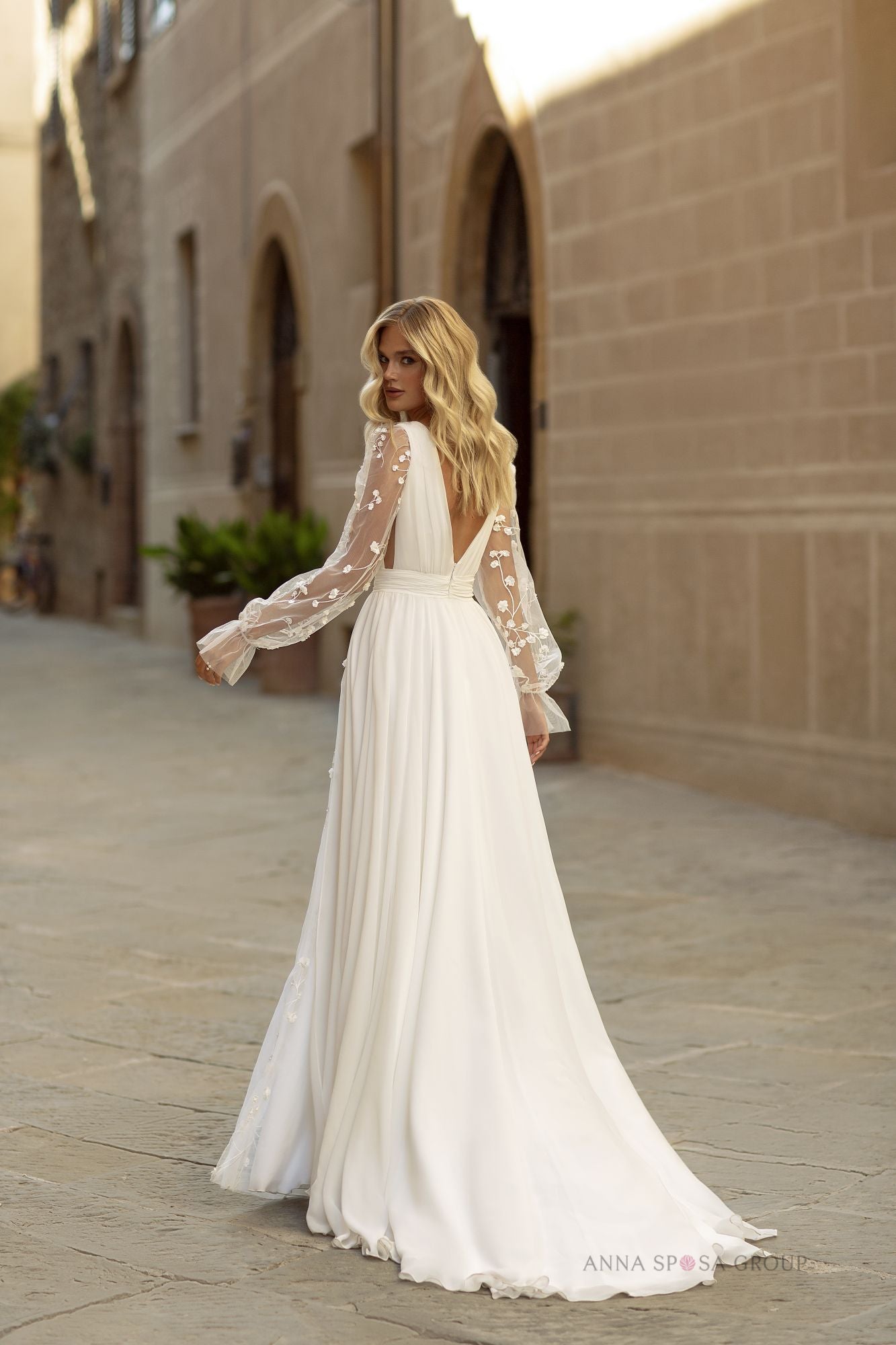 Robe de mariée La Petra Arnebiya – Ligne A ivoire en mousseline avec manches bouffantes et corsage drapé