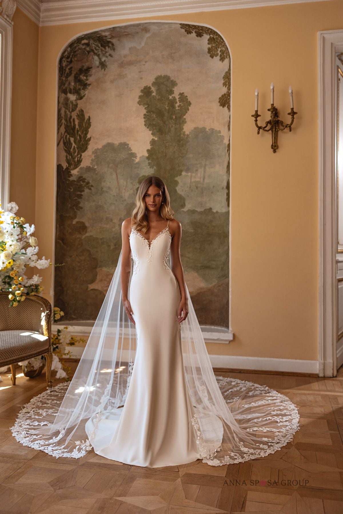Robe de mariée Anna Sposa Ashil – Coupe sirène ivoire avec cape amovible et dentelle brodée