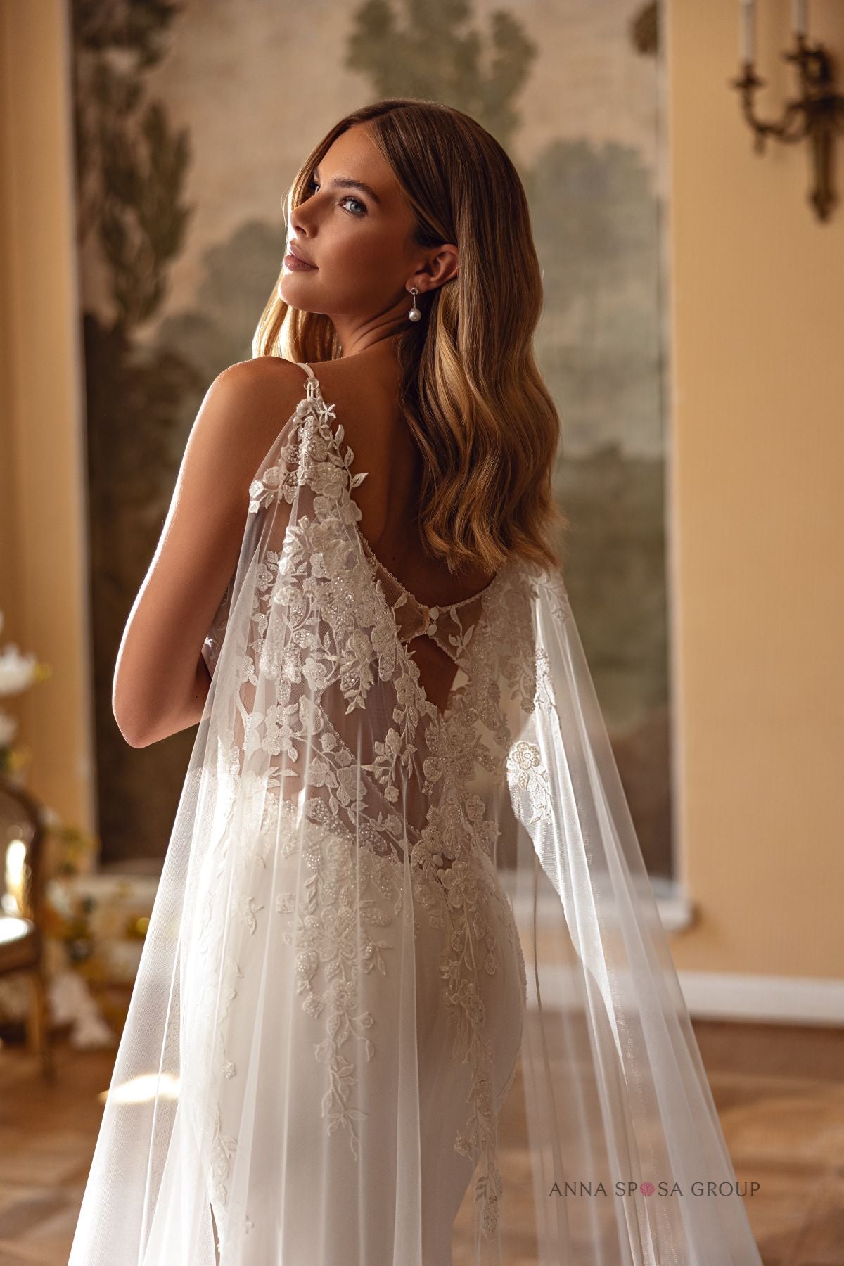 Anna Sposa Ashil Brautkleid – Elfenbeinfarbener Meerjungfrauenschnitt mit abnehmbarem Cape und bestickter Spitze