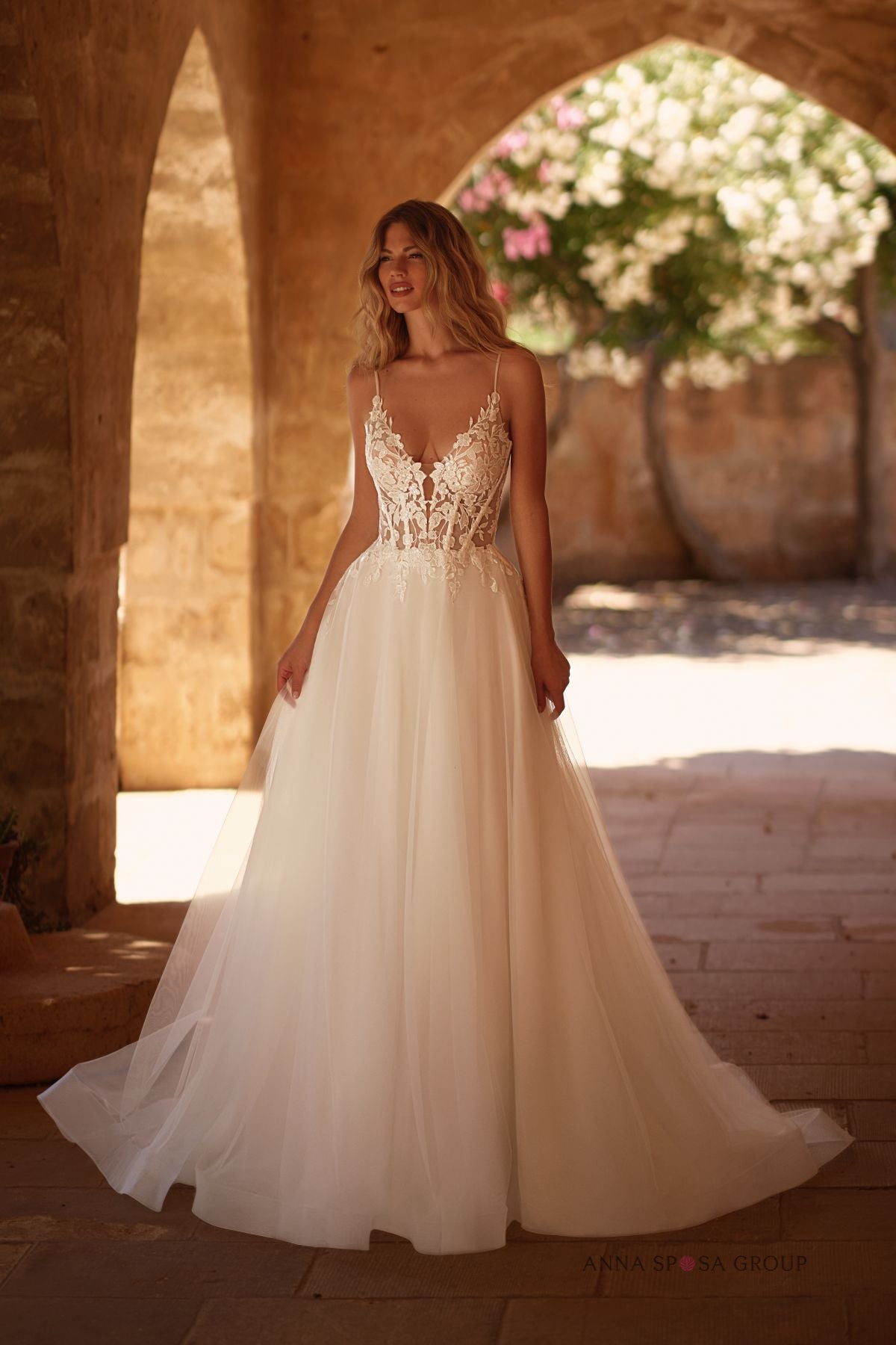 Robe de mariée Aspen – A-line Tulle dentelle florale avec un dos en V élégant