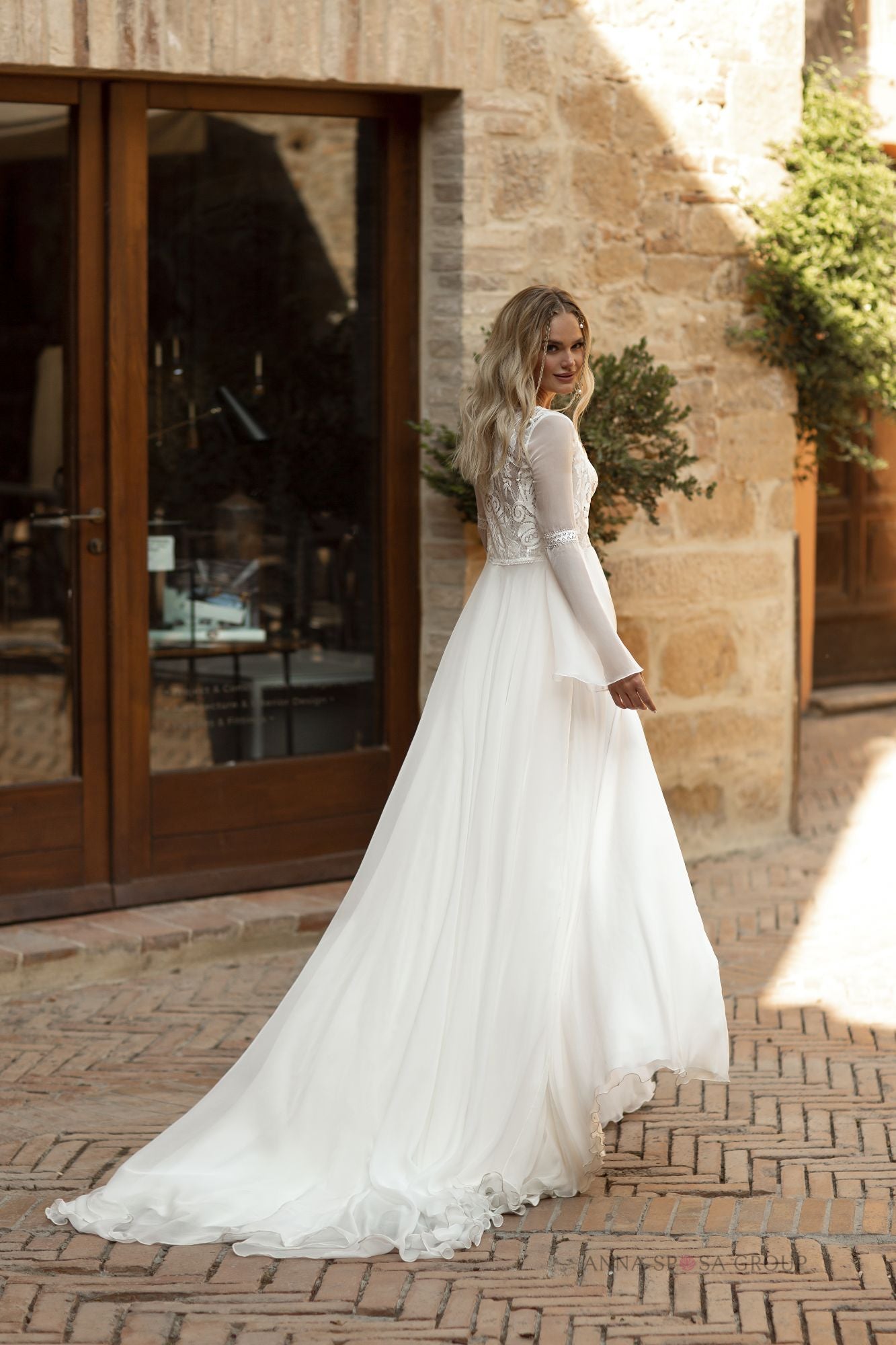 Robe de mariée La Petra Atala – Ligne A ivoire en dentelle Chantilly avec fente élégante et cape fluide