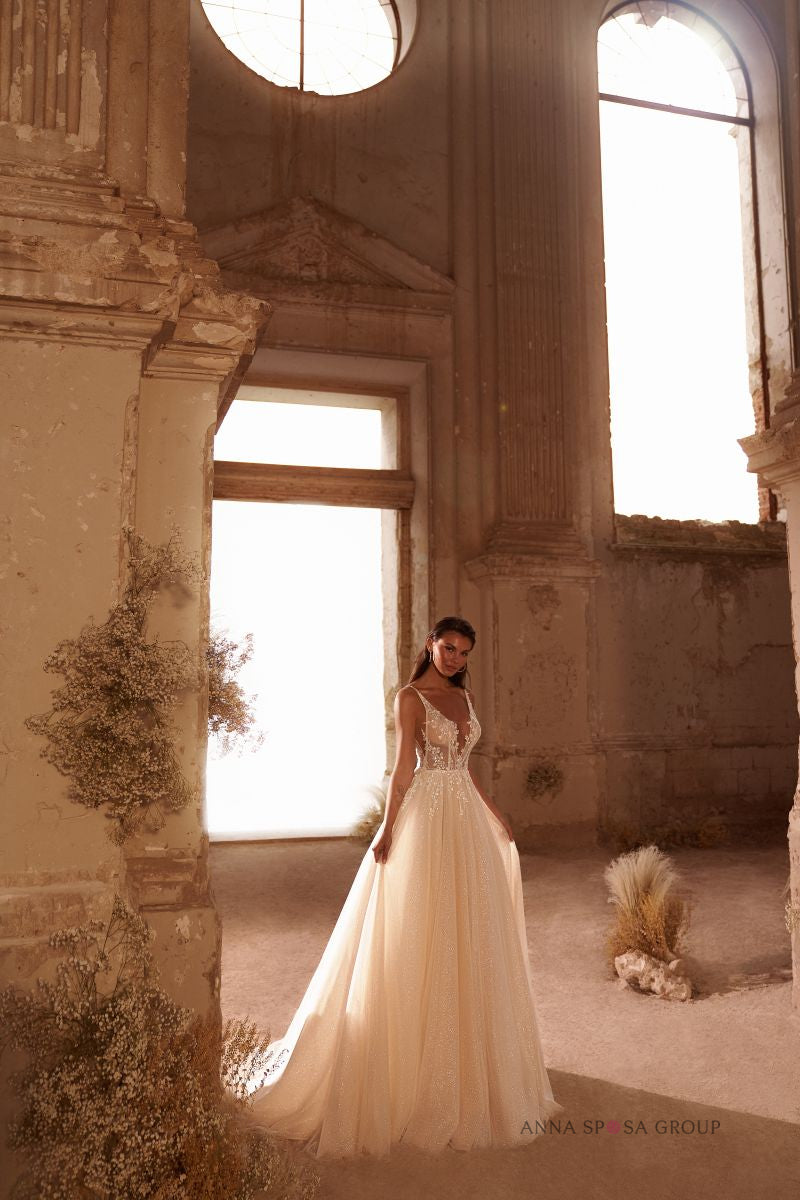 Robe de mariée Azaria – Ligne A en tulle et décolleté plongeant