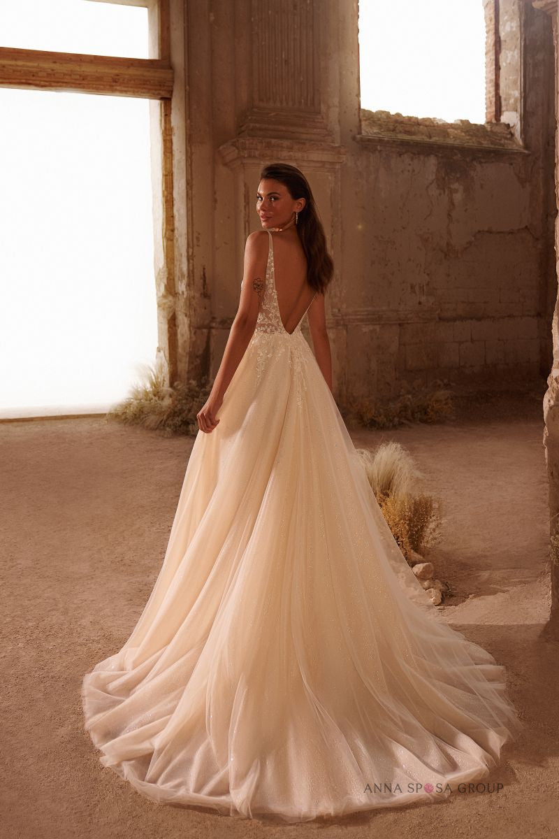 Robe de mariée Azaria – Ligne A en tulle et décolleté plongeant