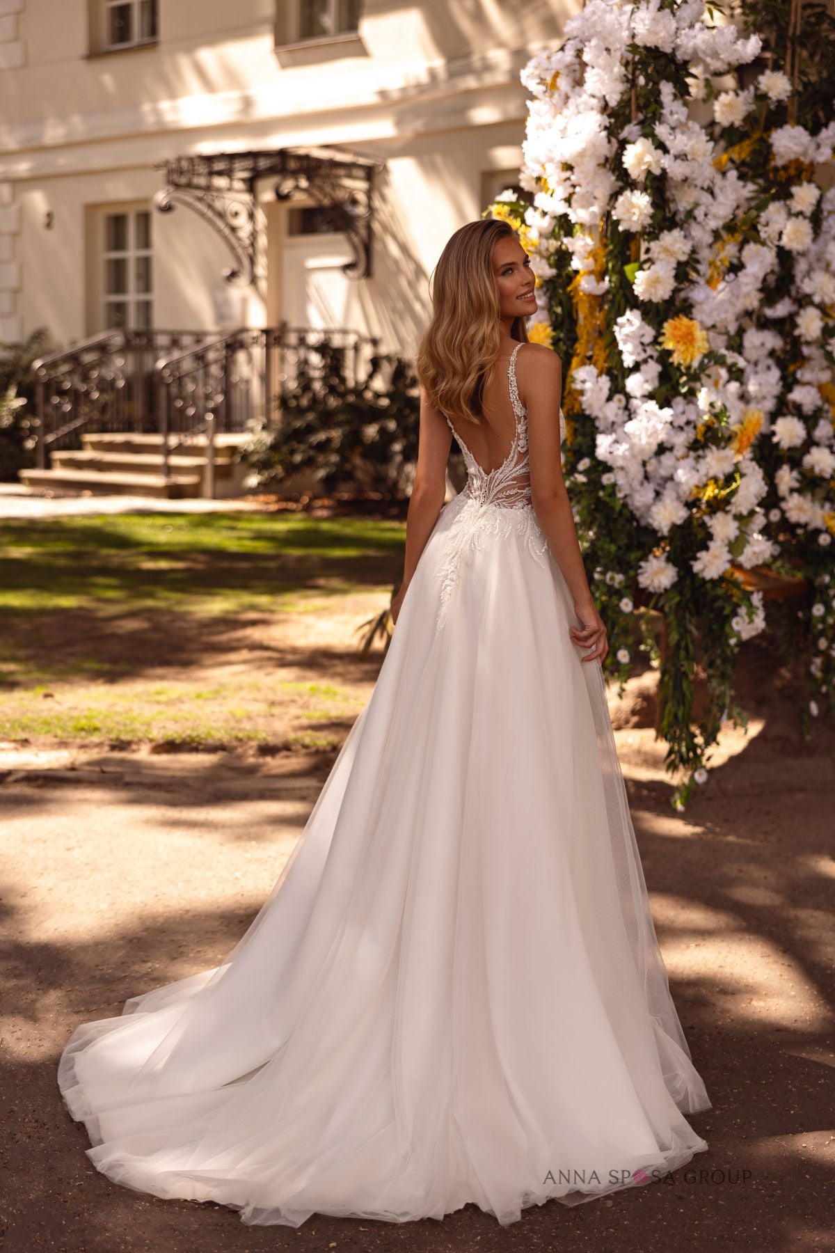 Anna Sposa Cardana A-Linien-Brautkleid aus Spitze mit dünnen Trägern und hohem Schlitz