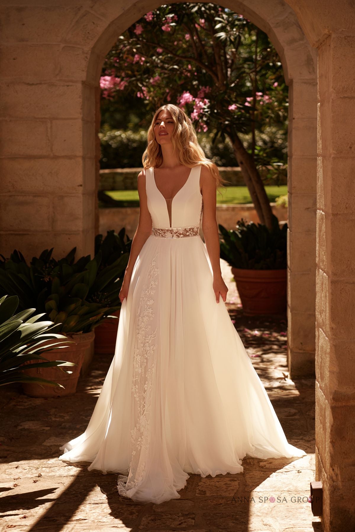 Robe de mariée Cressida – Mousseline avec dentelle dos en V & détails en dentelle