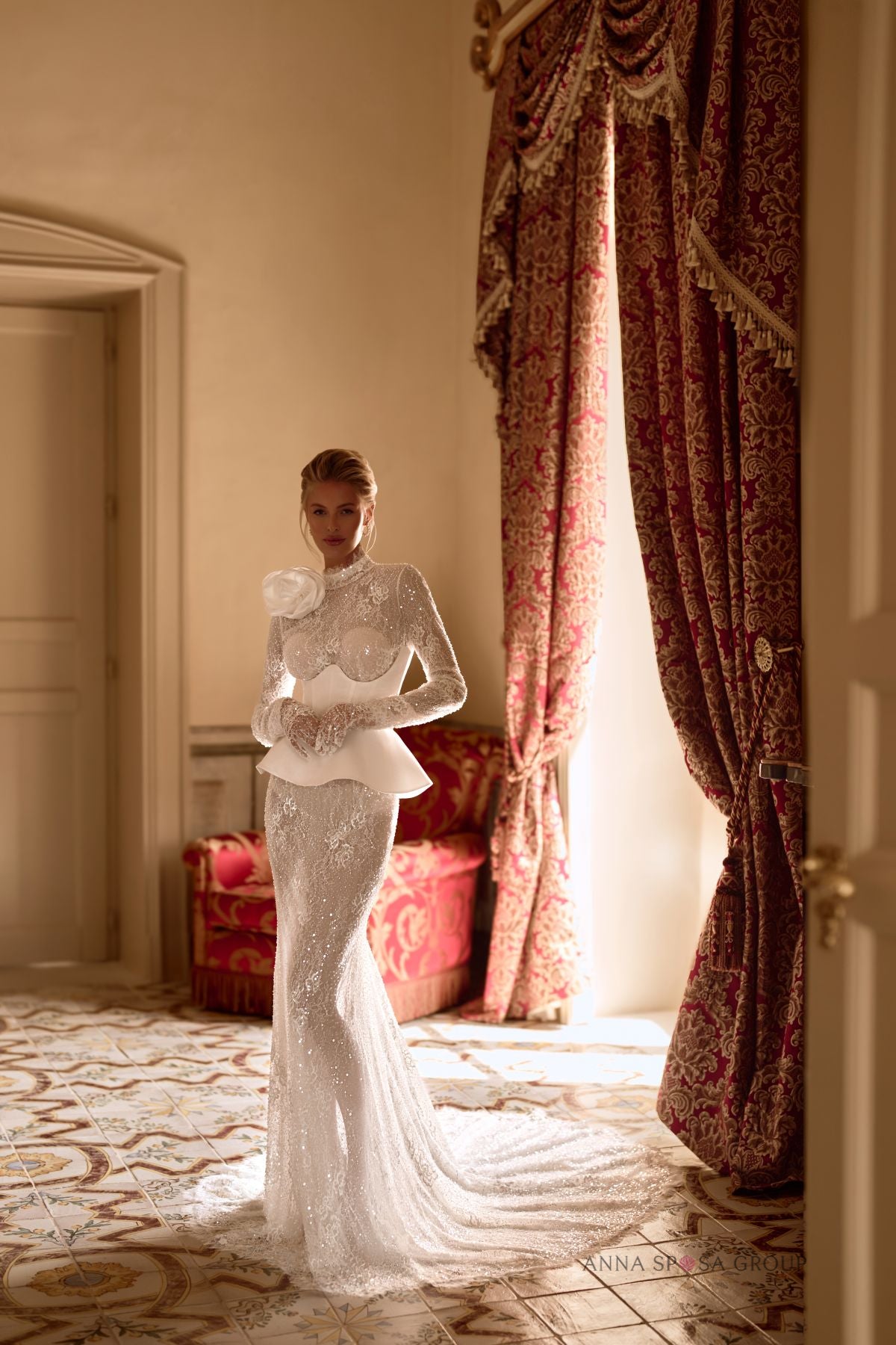 Anna Sposa Doddi Brautkleid – Meerjungfrauenstil, figurbetont aus perlenbesetzter Spitze mit Schößchen und abnehmbaren Accessoires