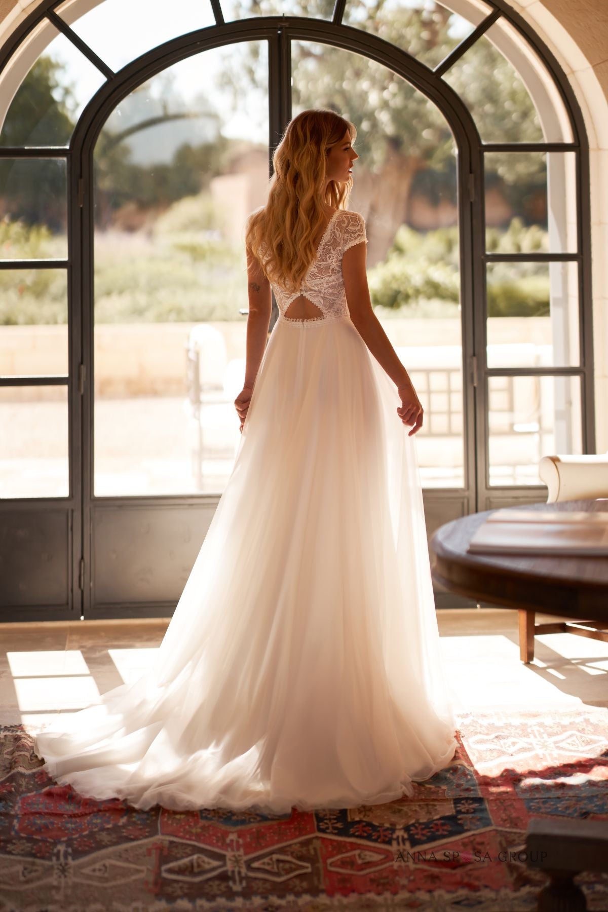 Robe de mariée Dzenevi – Mousseline dentelle bohème, décolleté en V & dos papillon