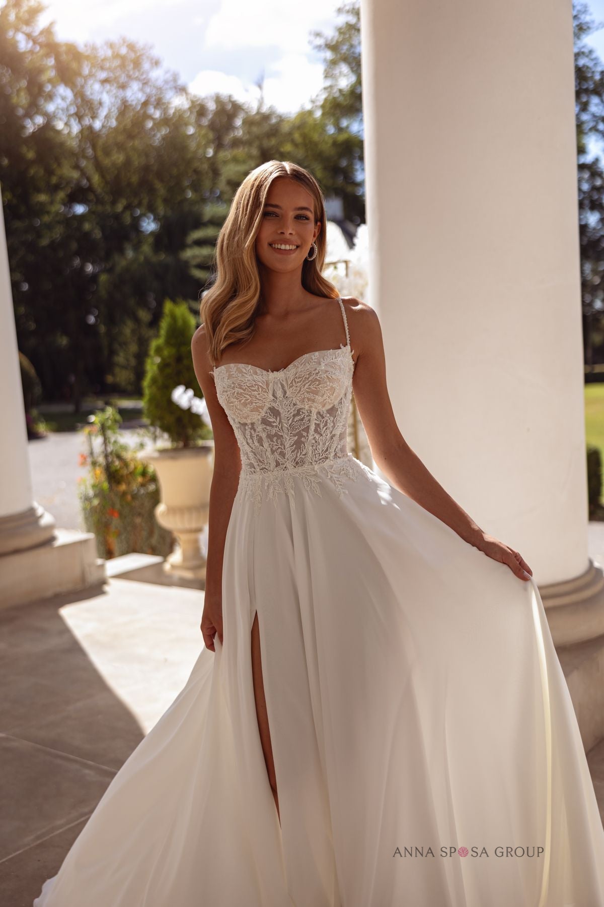 Robe de mariée Anna Sposa Feire – Ligne A ivoire en dentelle et mousseline avec fente haute