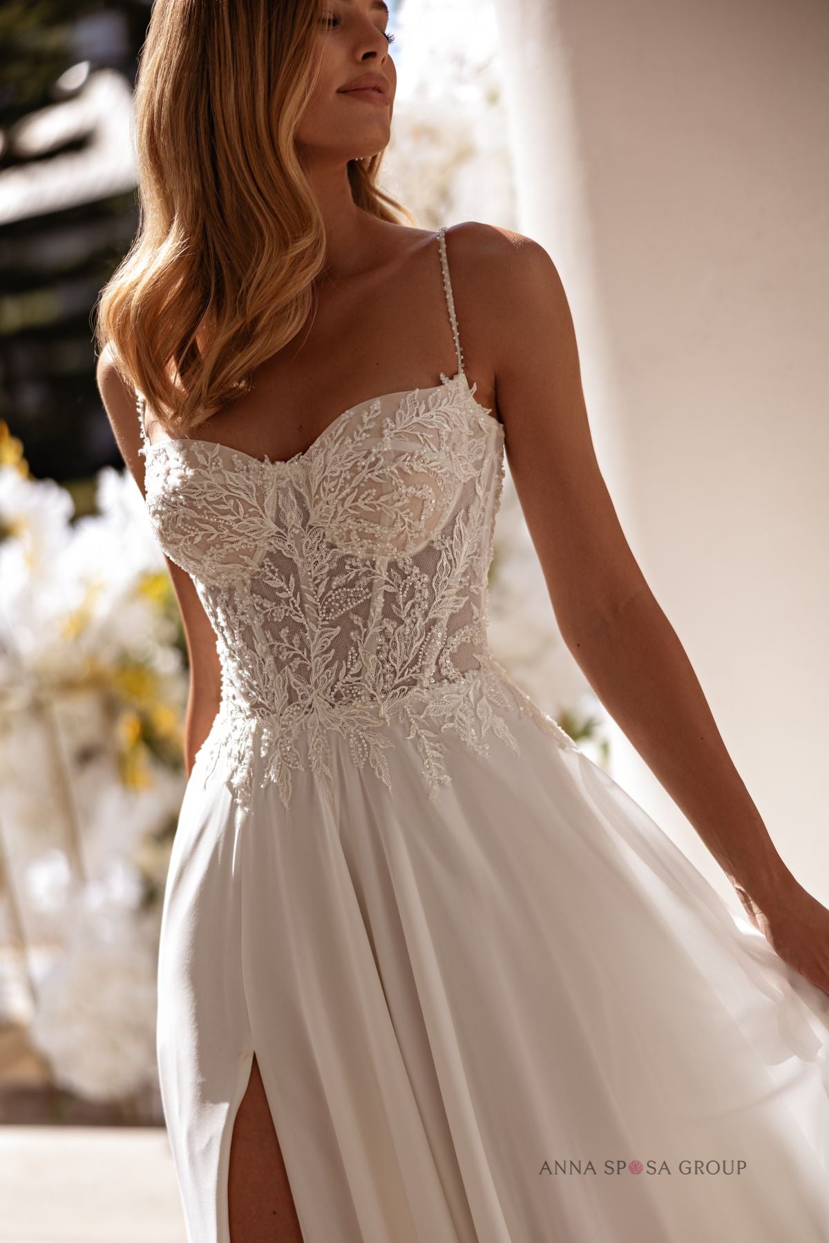 Robe de mariée Anna Sposa Feire – Ligne A ivoire en dentelle et mousseline avec fente haute