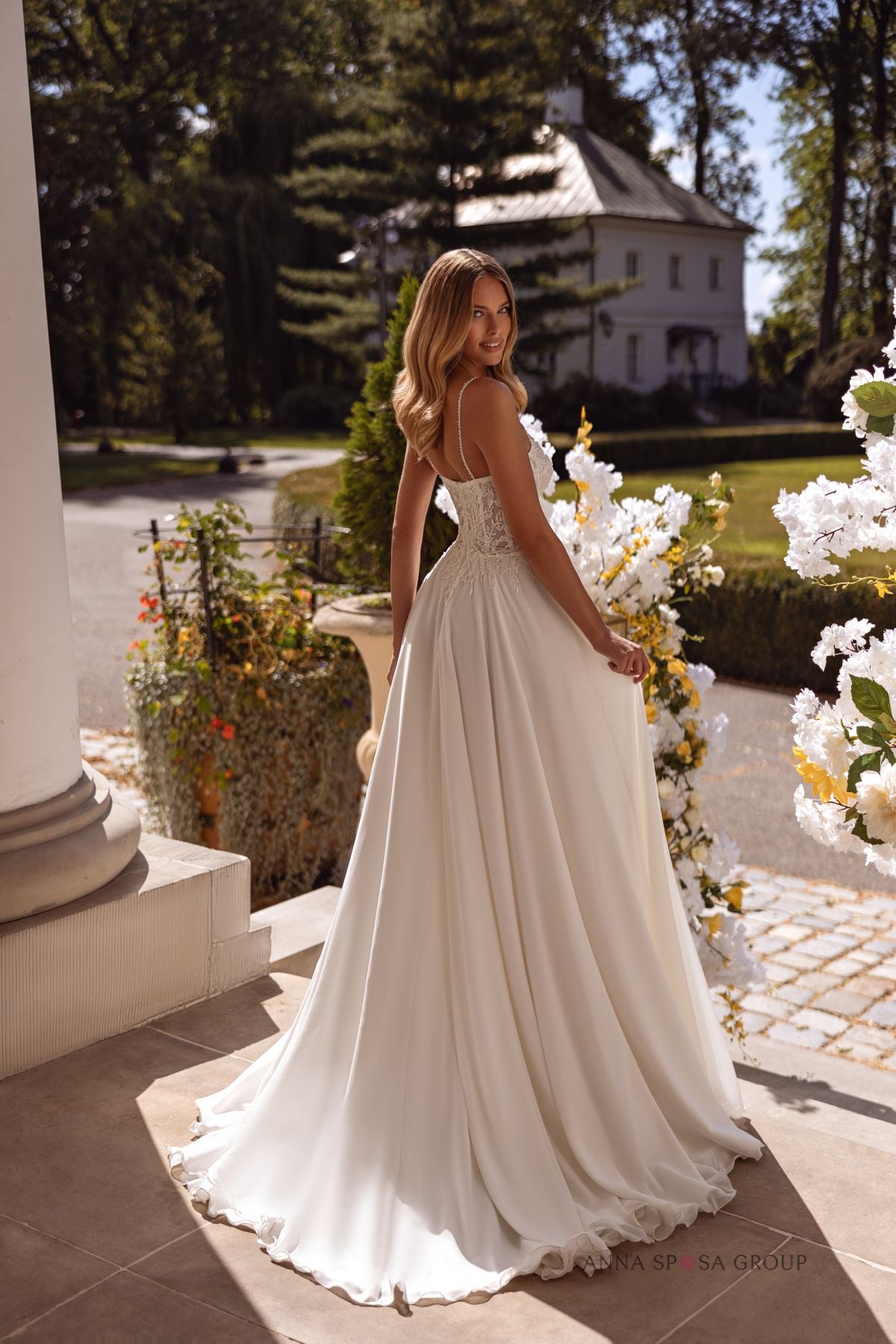 Robe de mariée Anna Sposa Feire – Ligne A ivoire en dentelle et mousseline avec fente haute