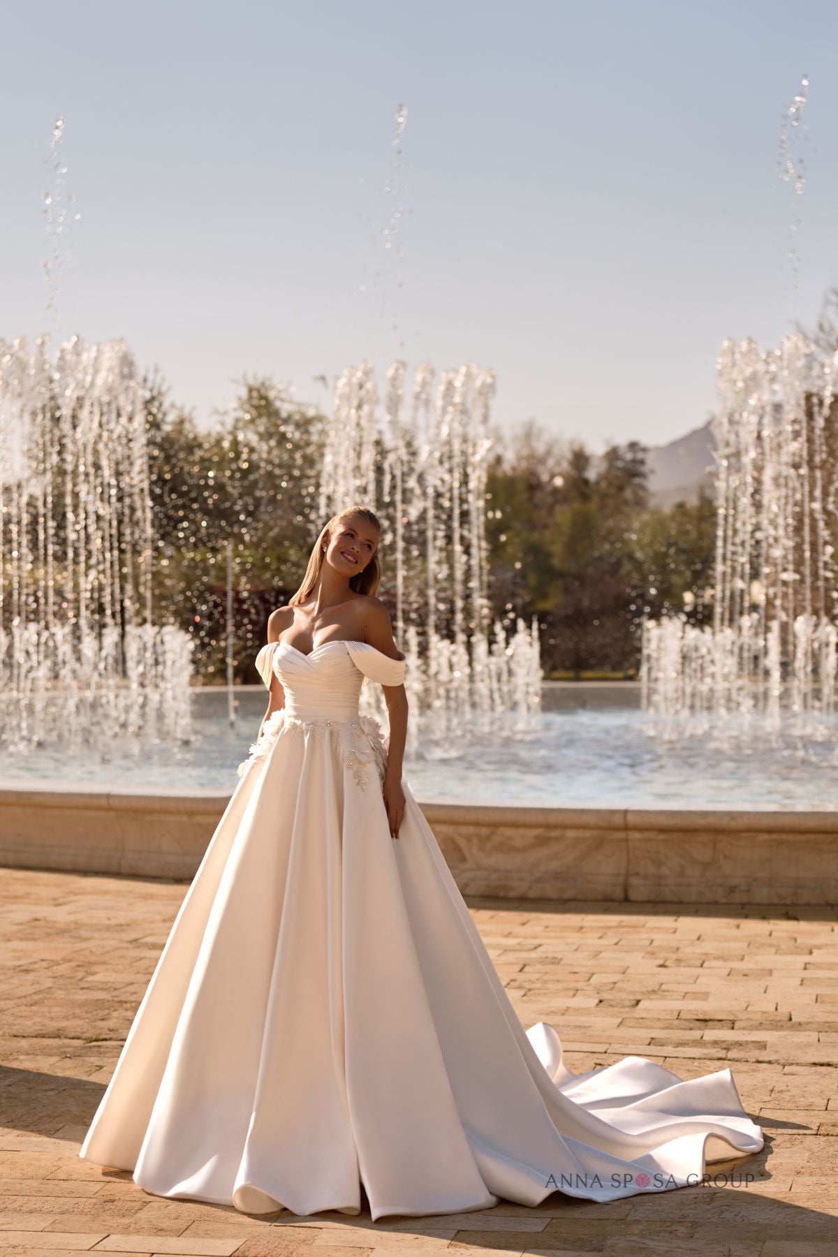 Robe de mariée Anna Sposa Fukuya – Princesse en satin avec dentelle floral a relief col bateau