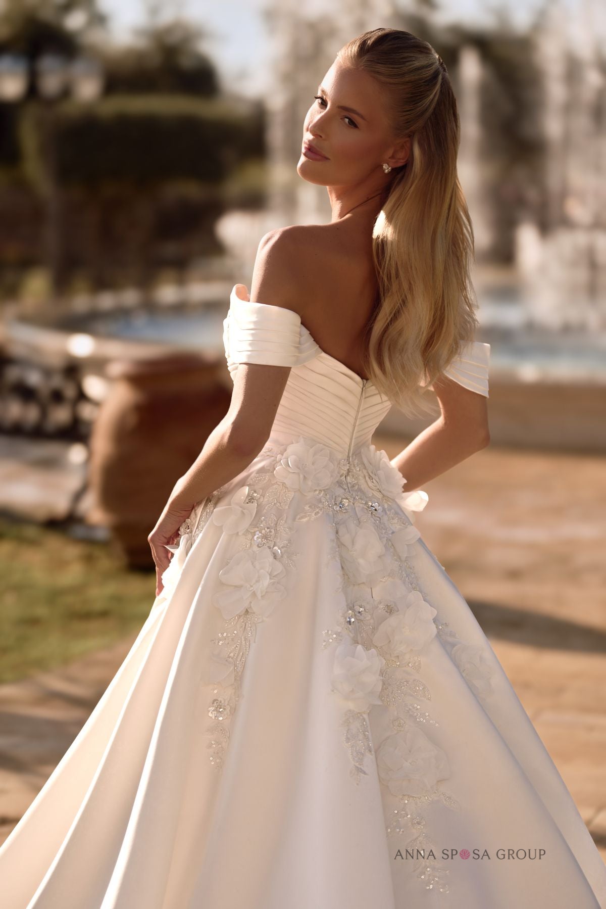 Anna Sposa Fukuya Brautkleid – Satinkleid im Prinzessinnenstil mit floralen Spitzendetails und U-Boot-Ausschnitt