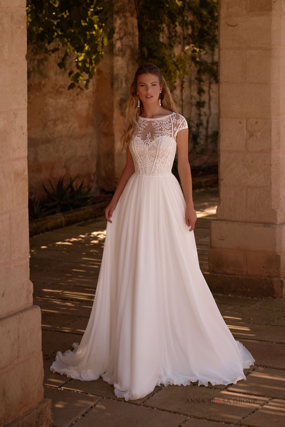 Robe de mariée Gerbera – Dentelle bohème, manches courtes & jupe fluide élégante