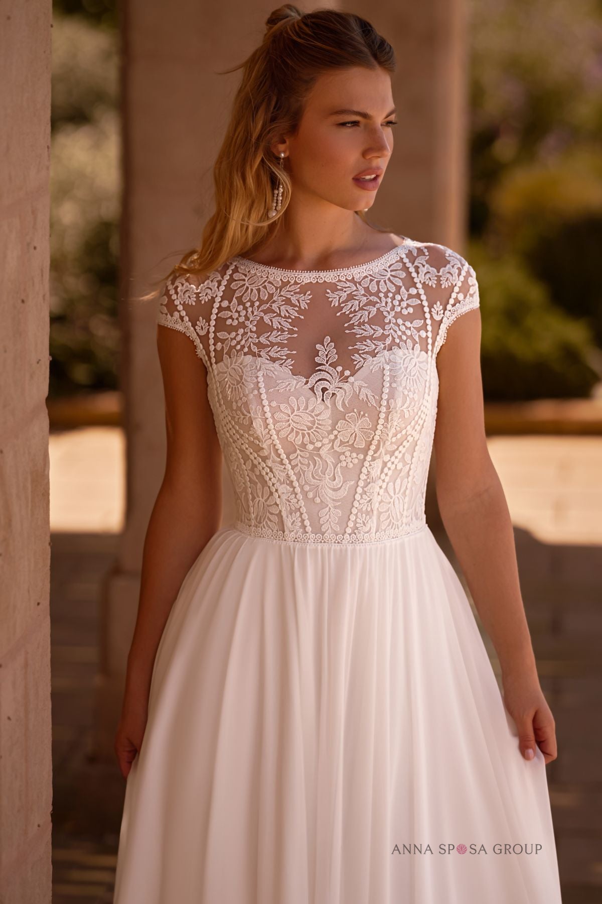 Robe de mariée Gerbera – Dentelle bohème, manches courtes & jupe fluide élégante