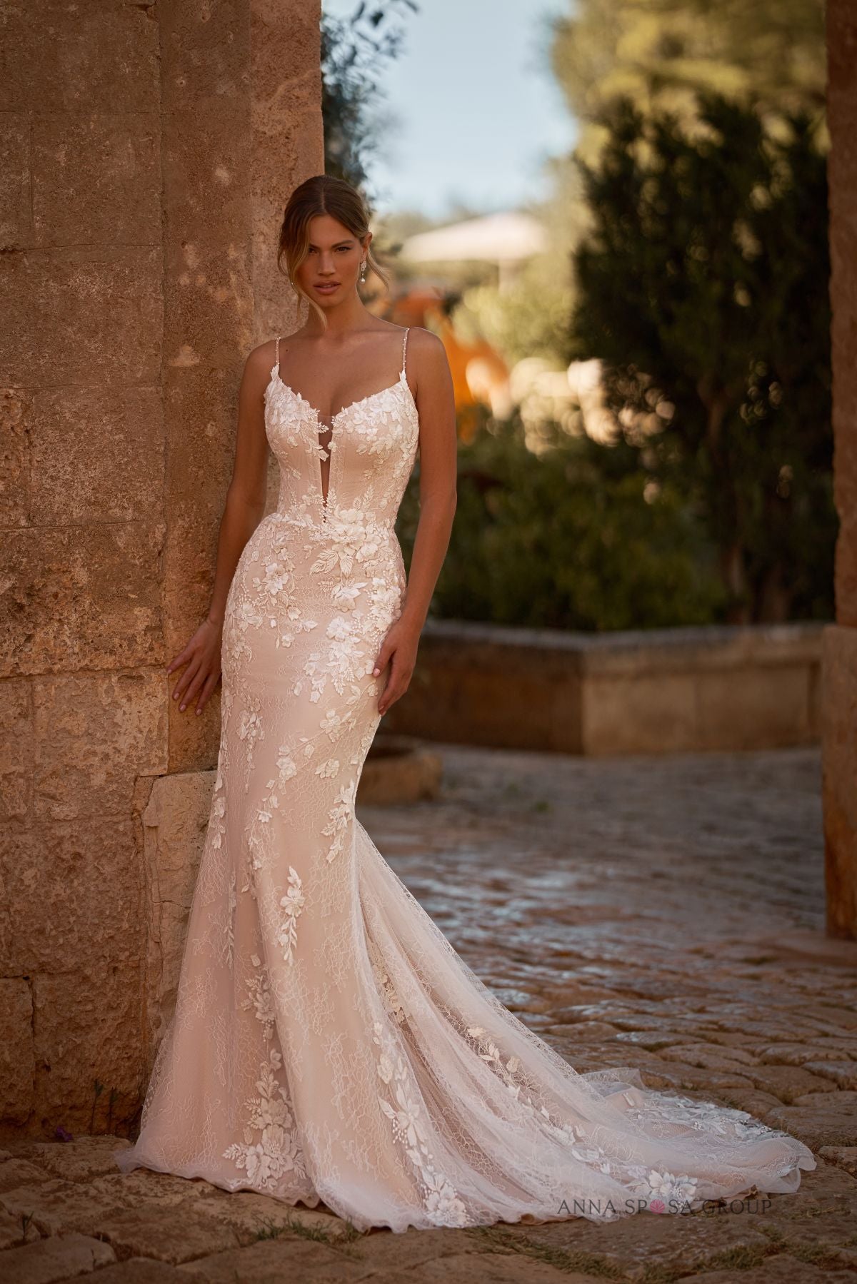 Robe de mariée Giselle – Coupe sirène nude, dentelle florale & longue traîne amovible
