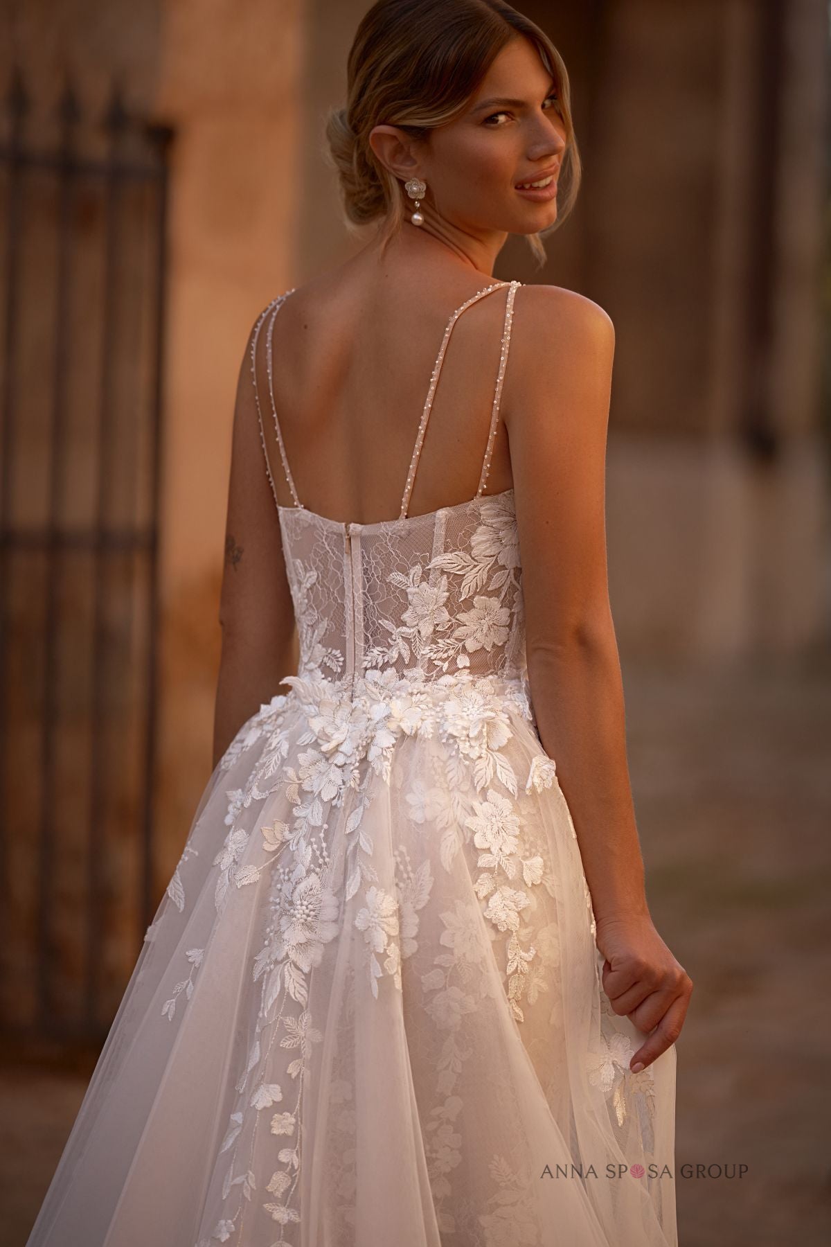 Robe de mariée Giselle – Coupe sirène nude, dentelle florale & longue traîne amovible