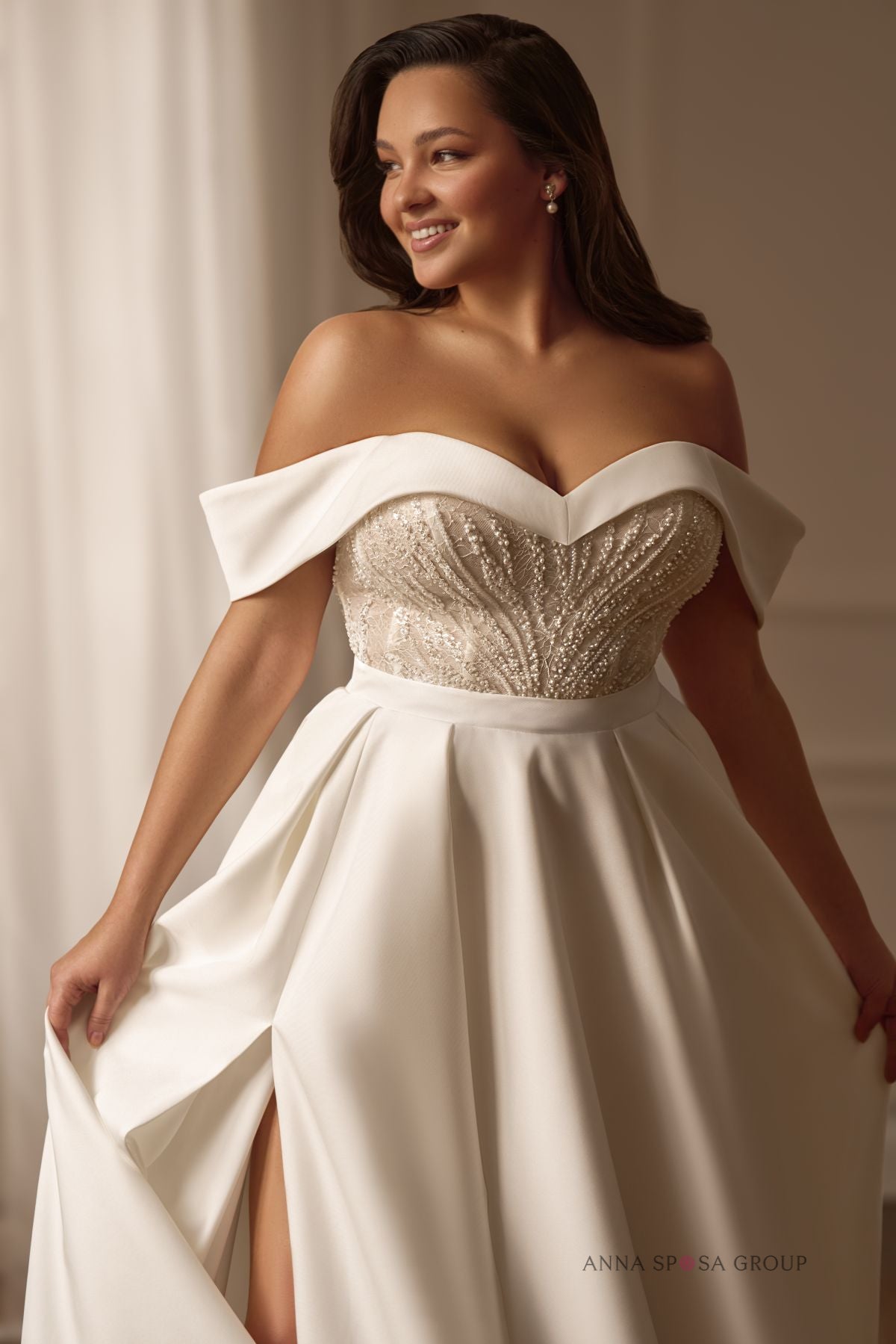 Robe de mariée Anna Sposa Hartia – Ligne A en mikado brillant, col bateau et dentelle perlée