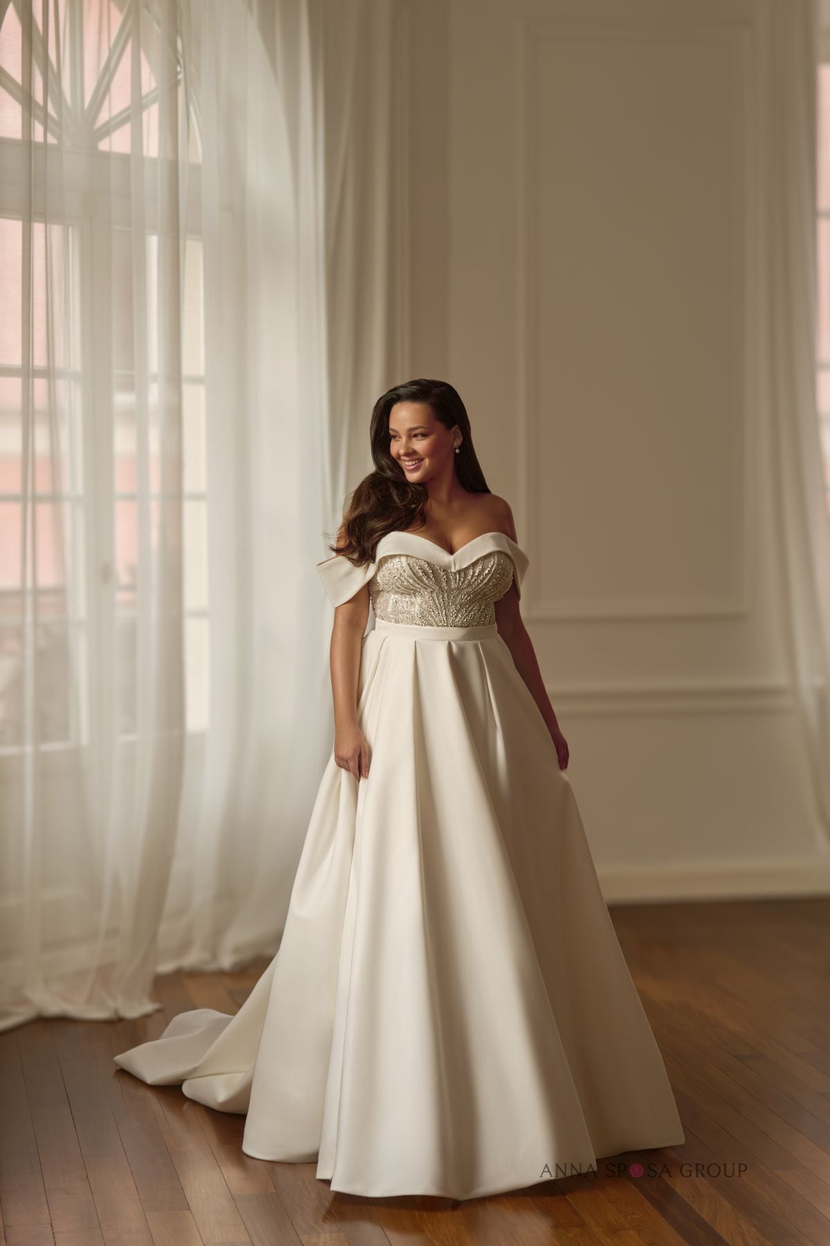 Robe de mariée Anna Sposa Hartia – Ligne A en mikado brillant, col bateau et dentelle perlée