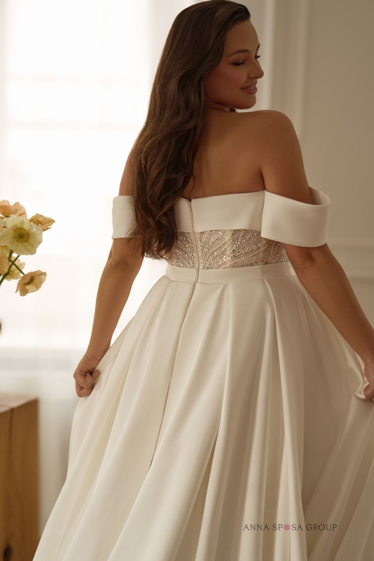 Robe de mariée Anna Sposa Hartia – Ligne A en mikado brillant, col bateau et dentelle perlée