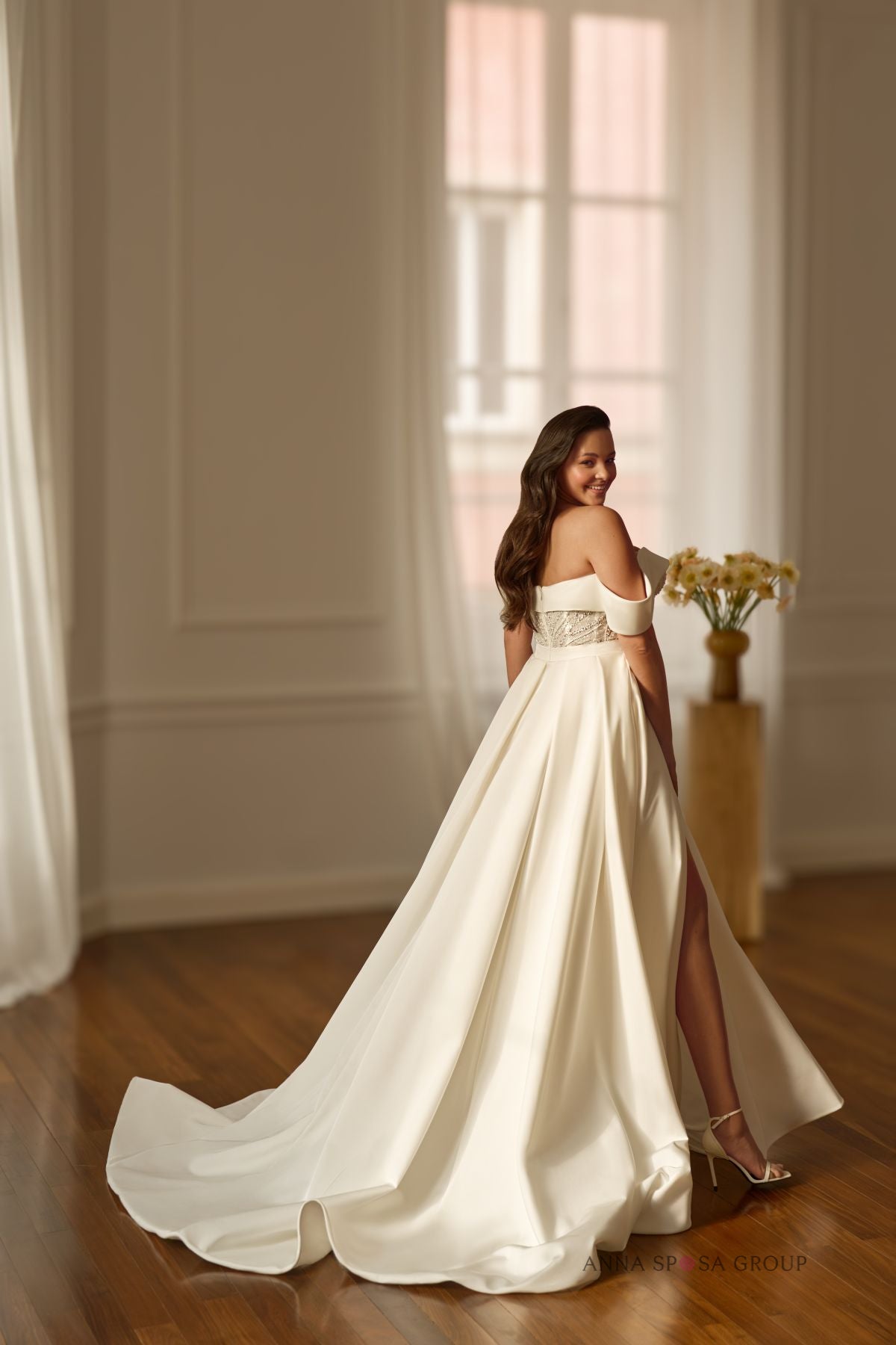 Robe de mariée Anna Sposa Hartia – Ligne A en mikado brillant, col bateau et dentelle perlée