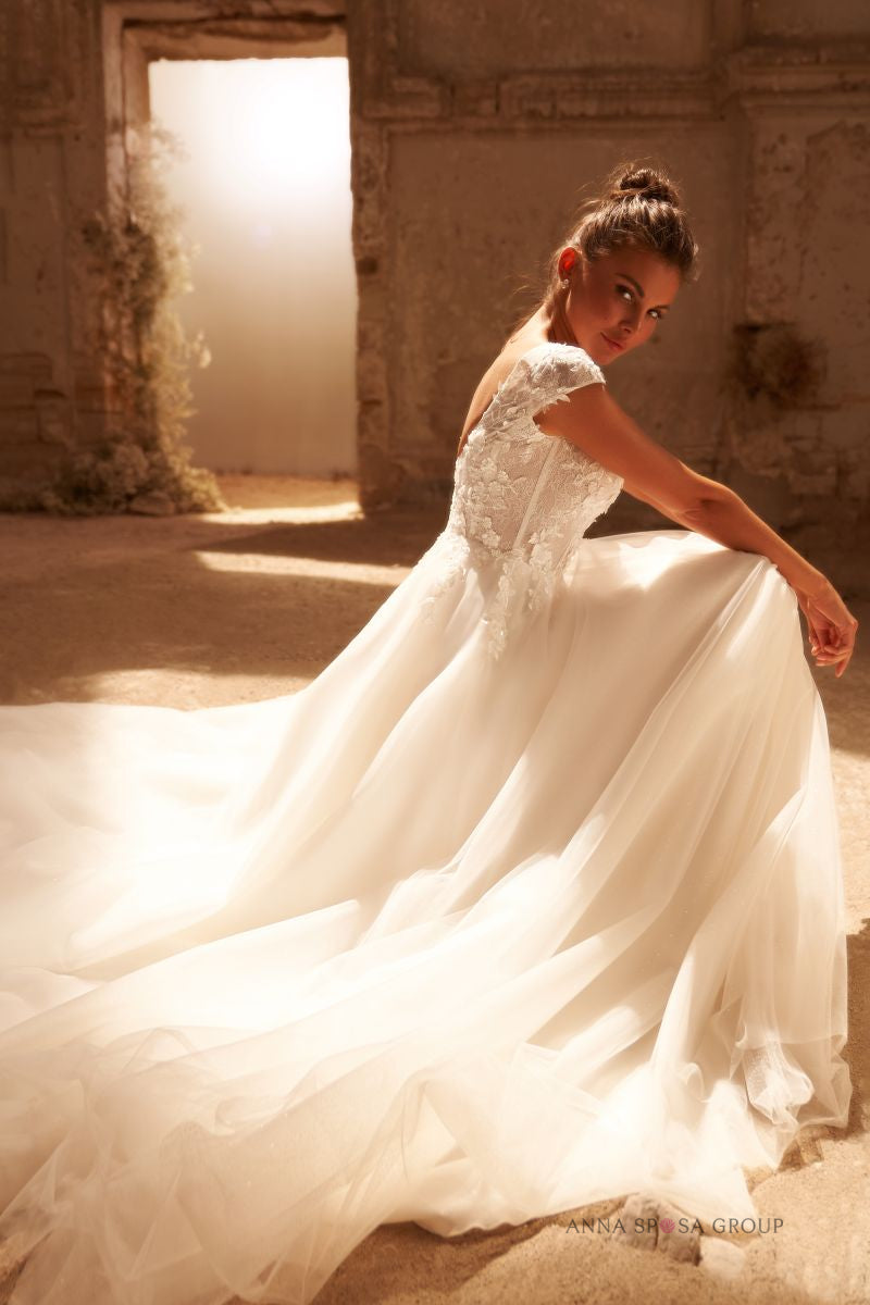 obe de mariée Icaria – Silhouette fluide romantique à manches courtes en dentelle