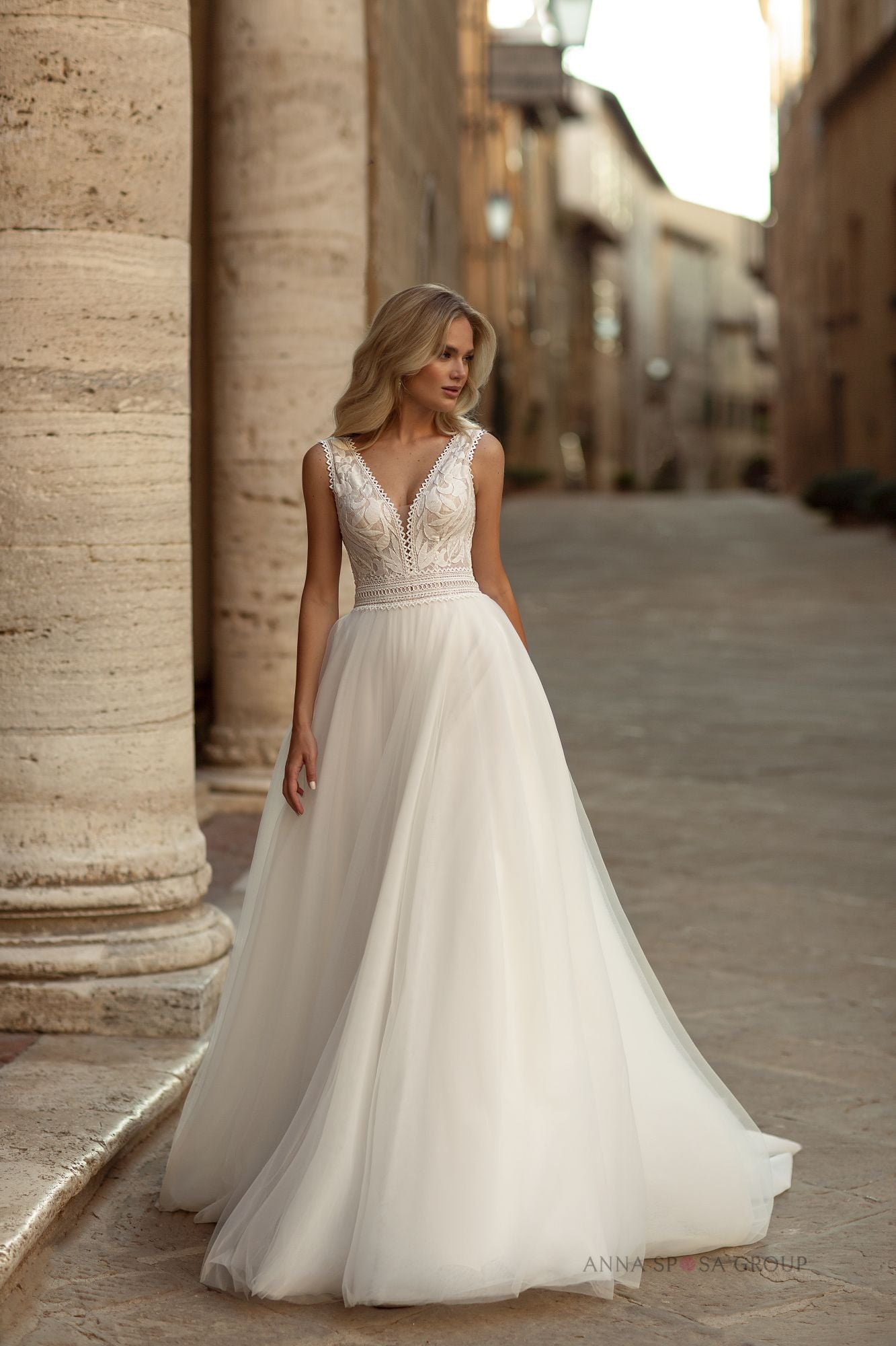 Robe de mariée La Petra Ister – Ligne A en dentelle avec décolleté profond et traîne fluide