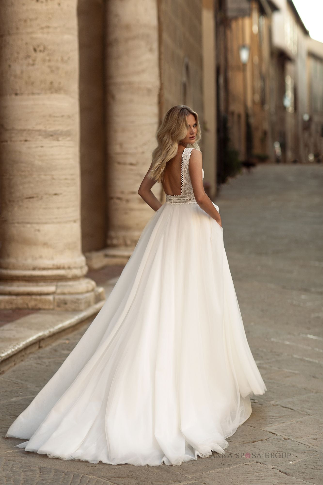 Robe de mariée La Petra Ister – Ligne A en dentelle avec décolleté profond et traîne fluide