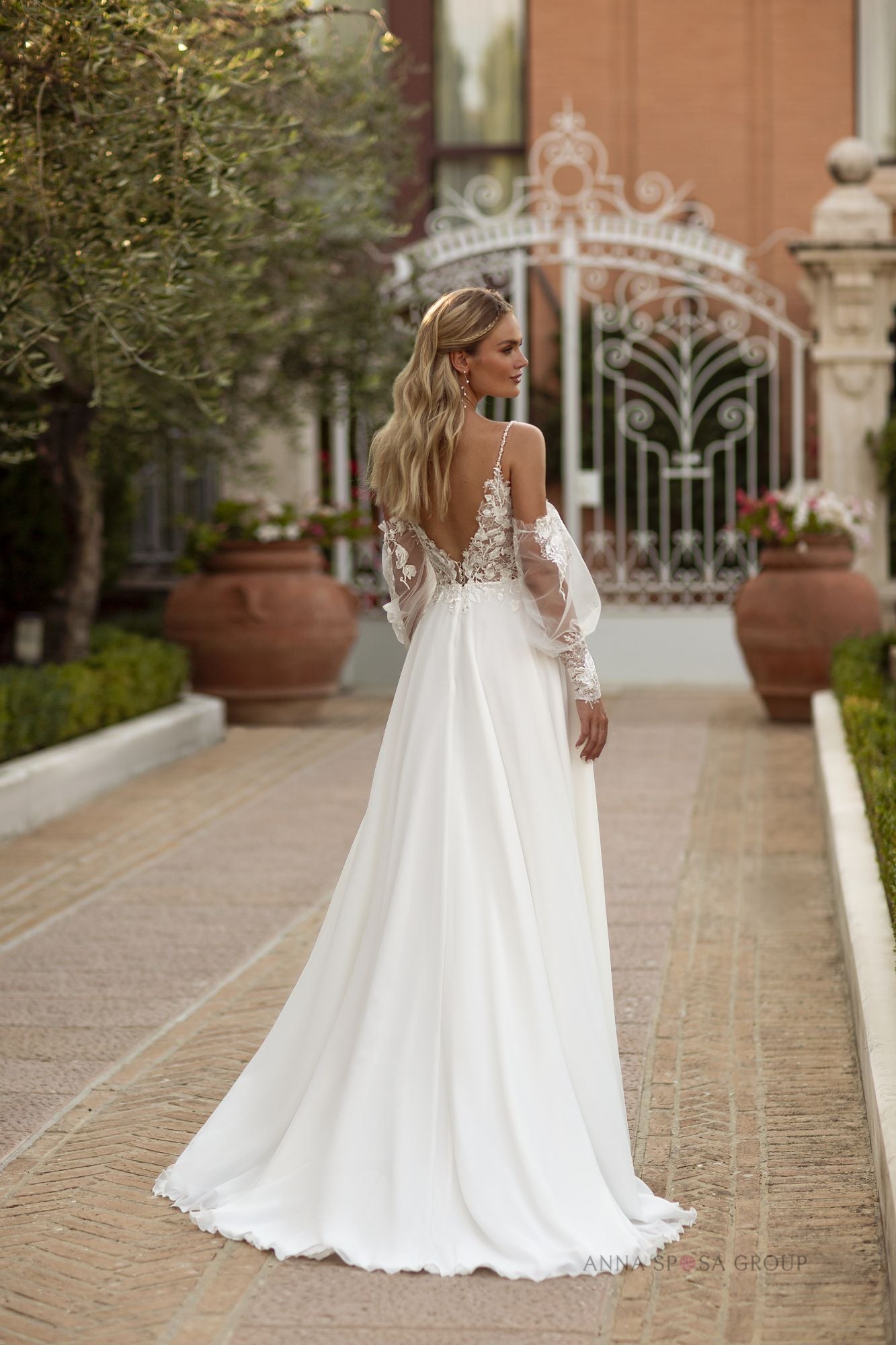 Robe de mariée La Petra Itidal – Ligne A ivoire en dentelle florale avec manches amovibles et fente élégante