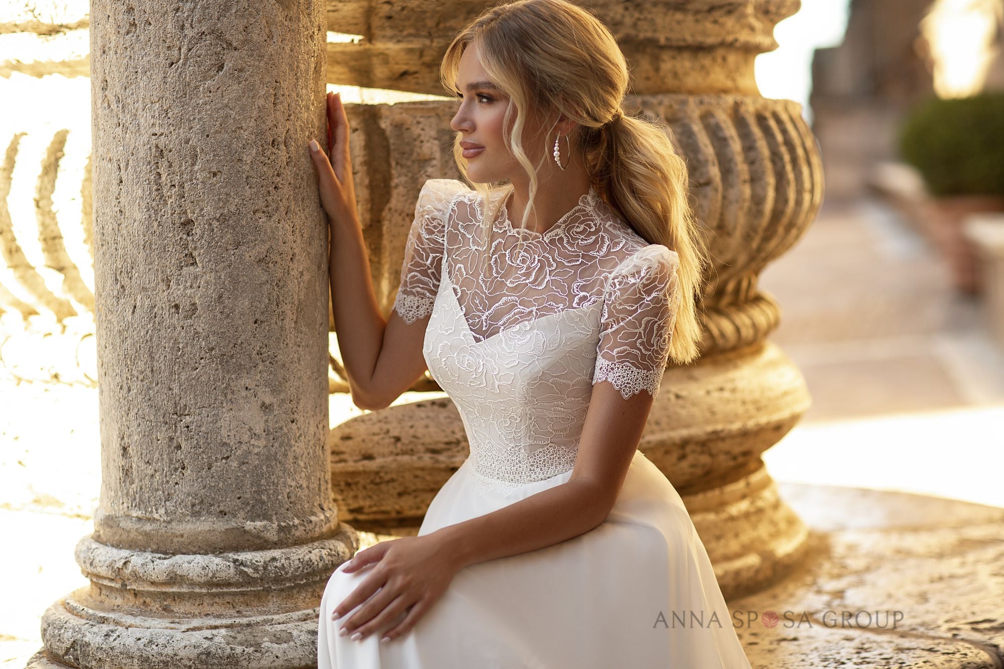 Robe de mariée La Petra Jesussa – Ligne A ivoire en dentelle florale avec manches courtes et jupe fluide