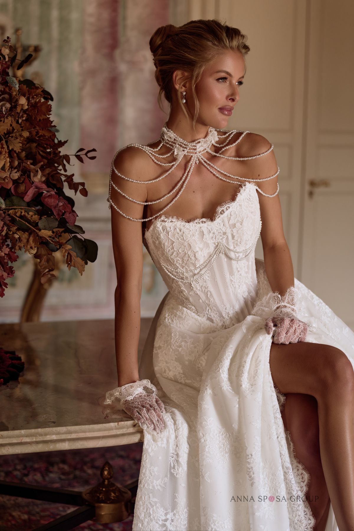 Anna Sposa Katrin Brautkleid – Elfenbeinfarbenes A-Linien-Kleid komplett aus Spitze mit Perlenschulterkette