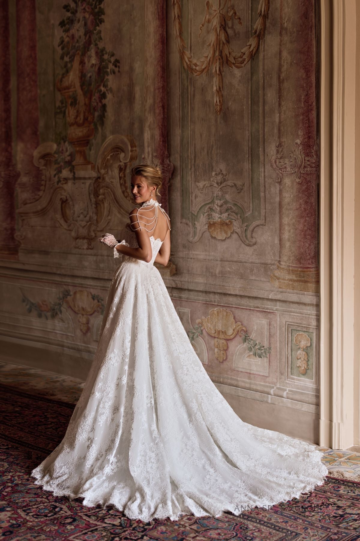 Anna Sposa Katrin Brautkleid – Elfenbeinfarbenes A-Linien-Kleid komplett aus Spitze mit Perlenschulterkette