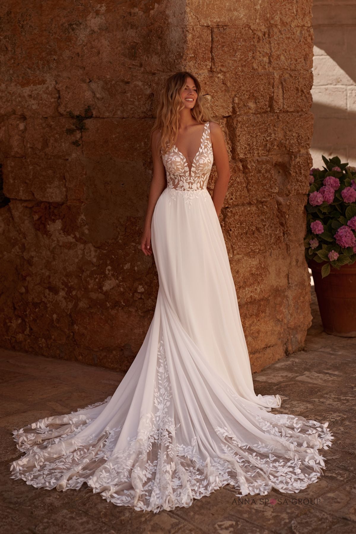 Robe de mariée Klentia – Mousseline avec dentelle florale, décolleté en V & longue traîne