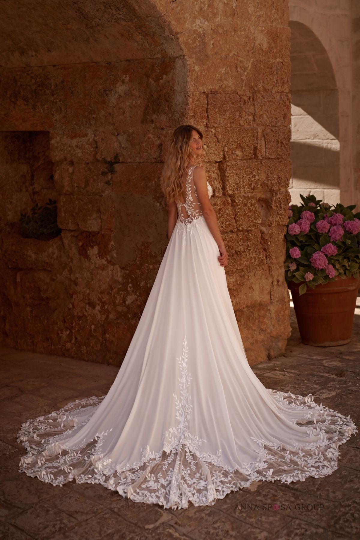 Robe de mariée Klentia – Mousseline avec dentelle florale, décolleté en V & longue traîne