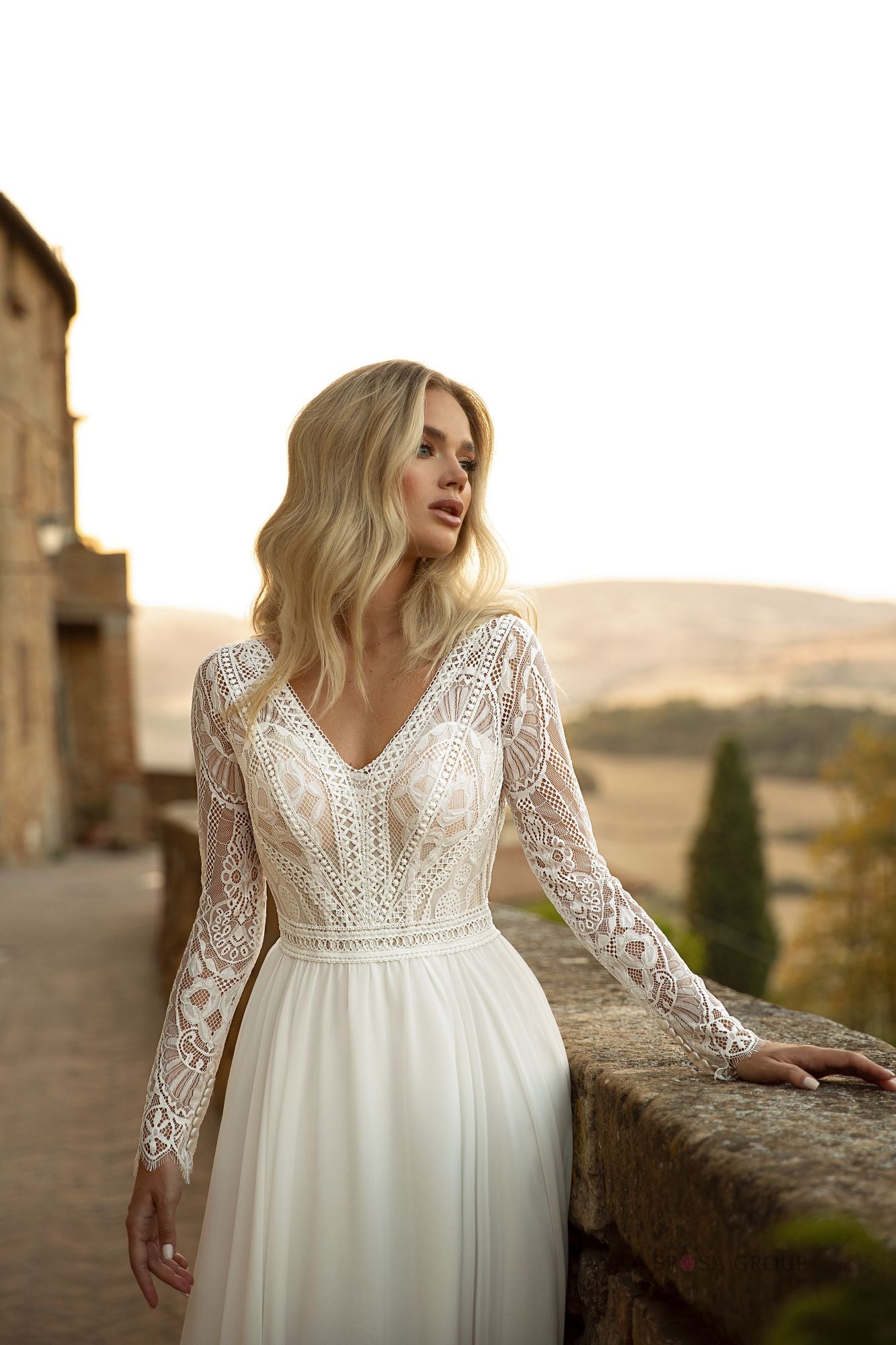 Robe de mariée La Petra Kohab – Ligne A ivoire en dentelle bohème avec manches longues et dos nu