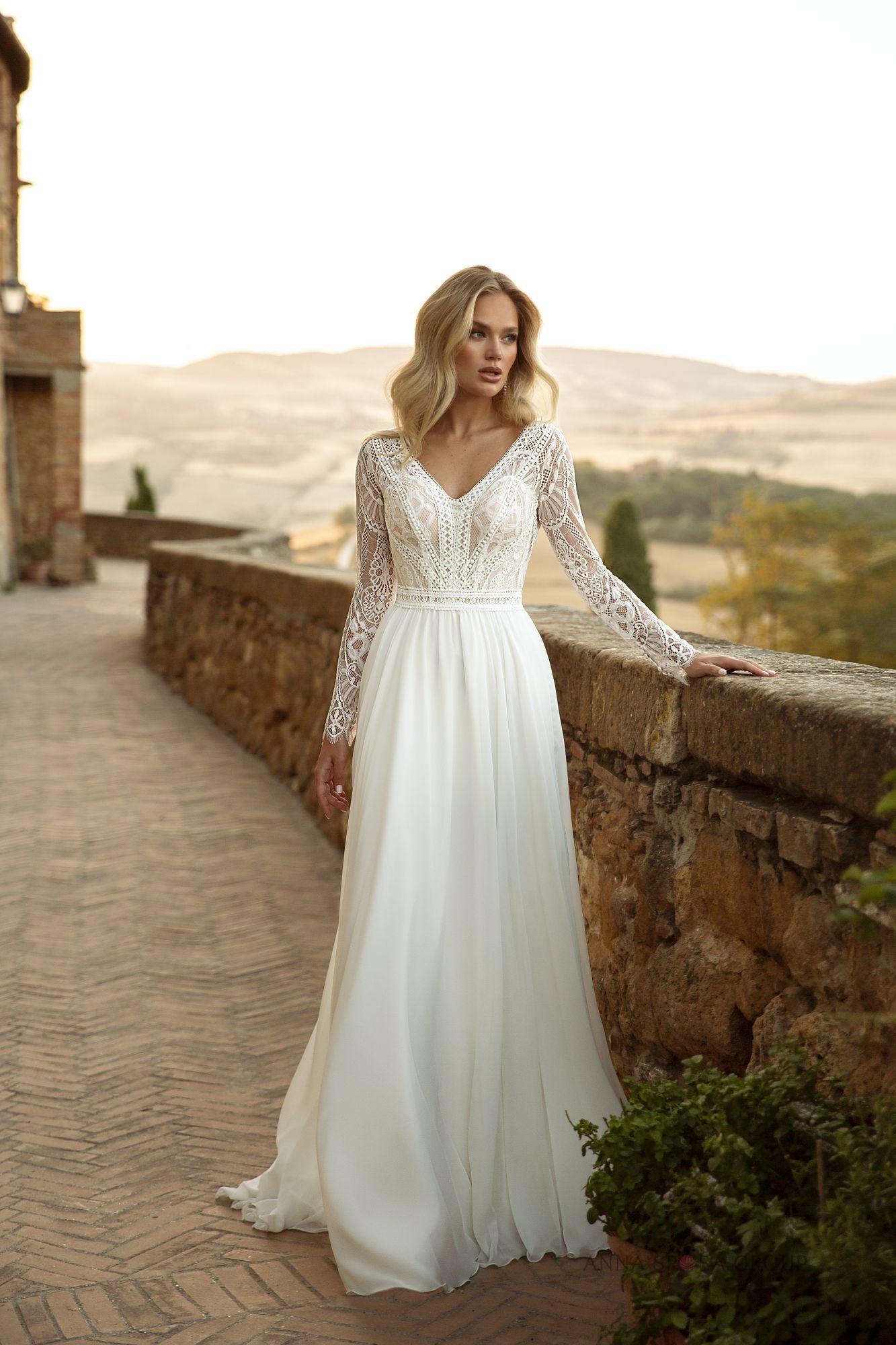 Robe de mariée La Petra Kohab – Ligne A ivoire en dentelle bohème avec manches longues et dos nu