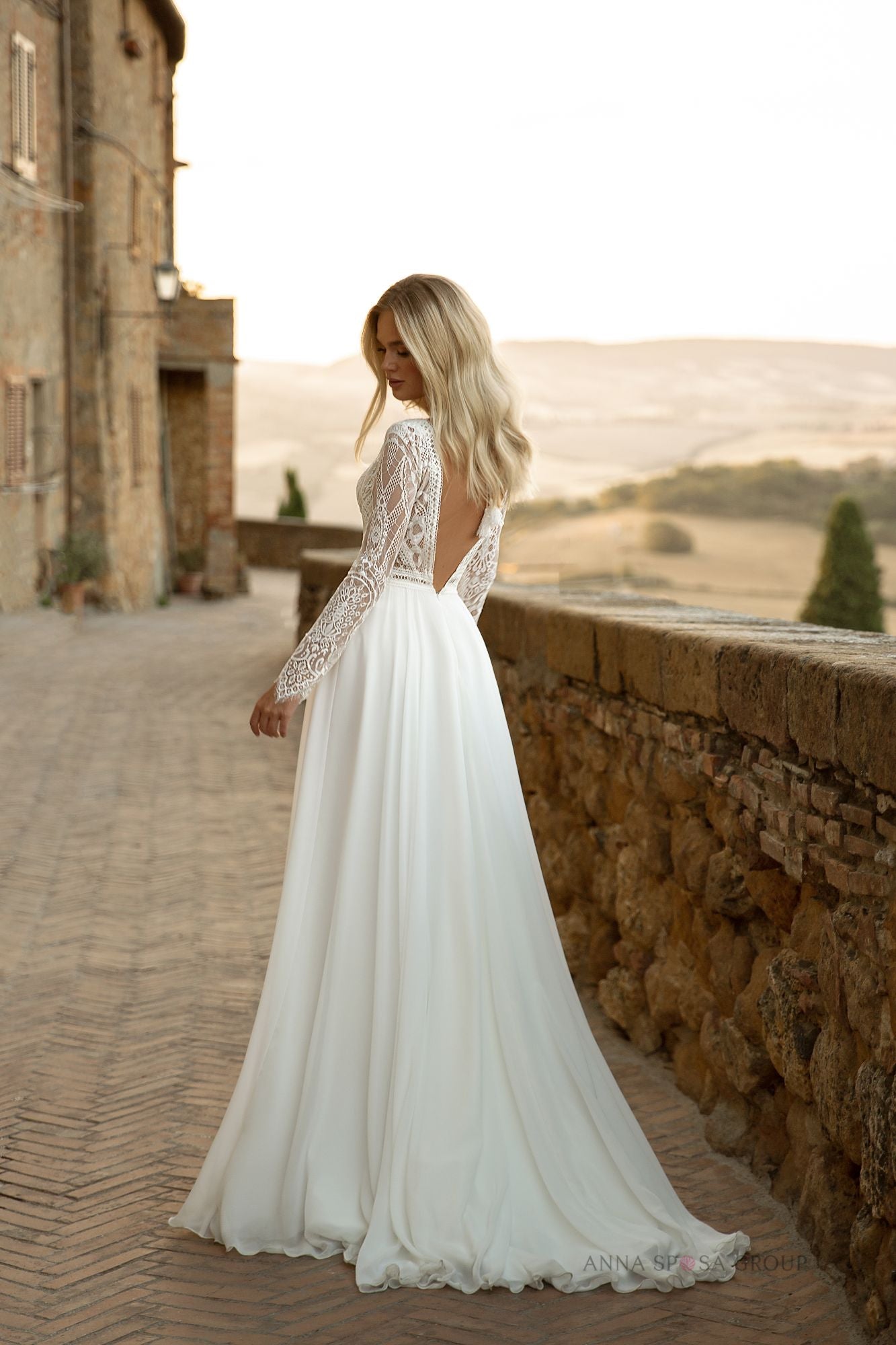 Robe de mariée La Petra Kohab – Ligne A ivoire en dentelle bohème avec manches longues et dos nu