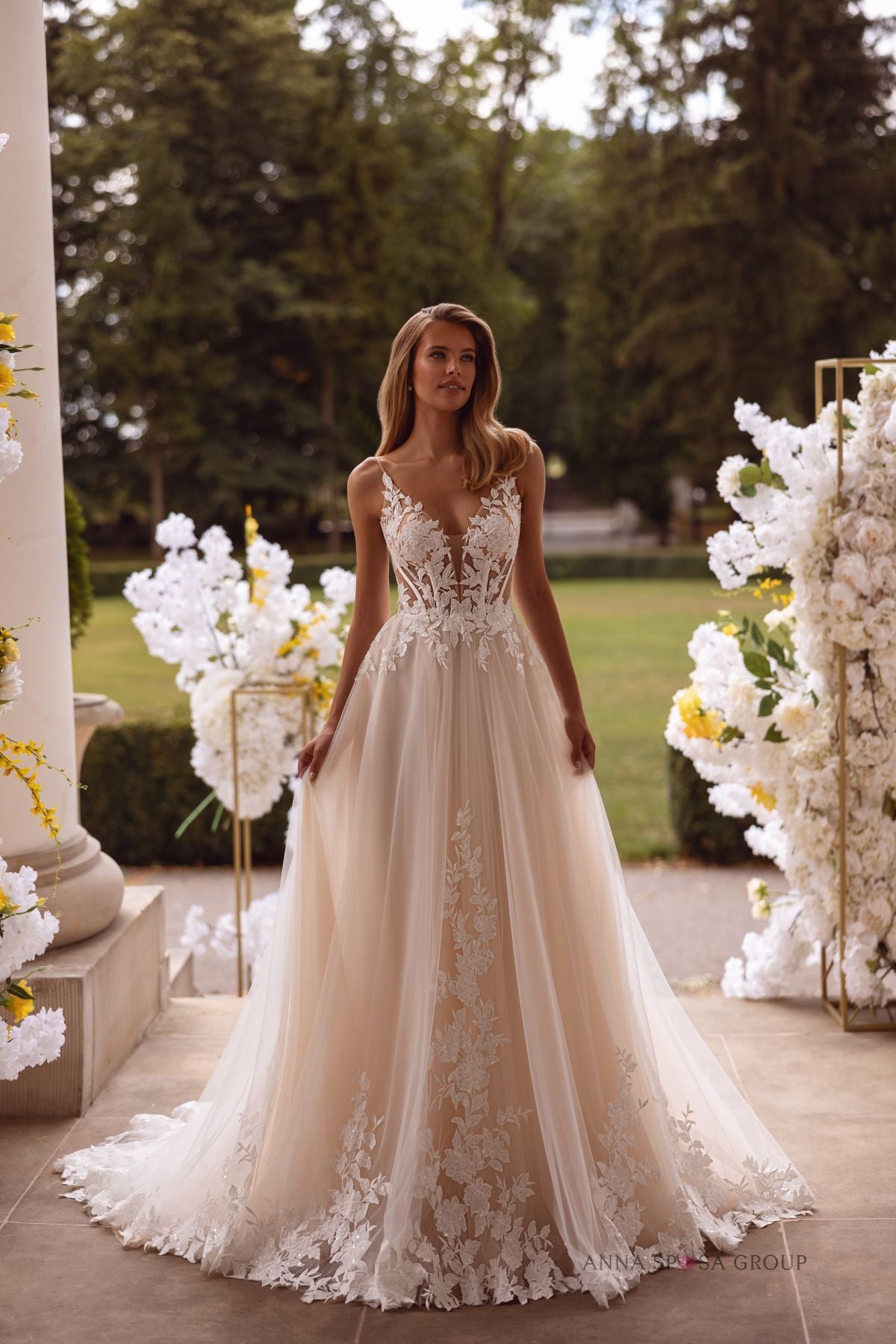 Robe de mariée Anna Sposa Kushni – Ligne A nude en dentelle et tulle avec décolleté profond