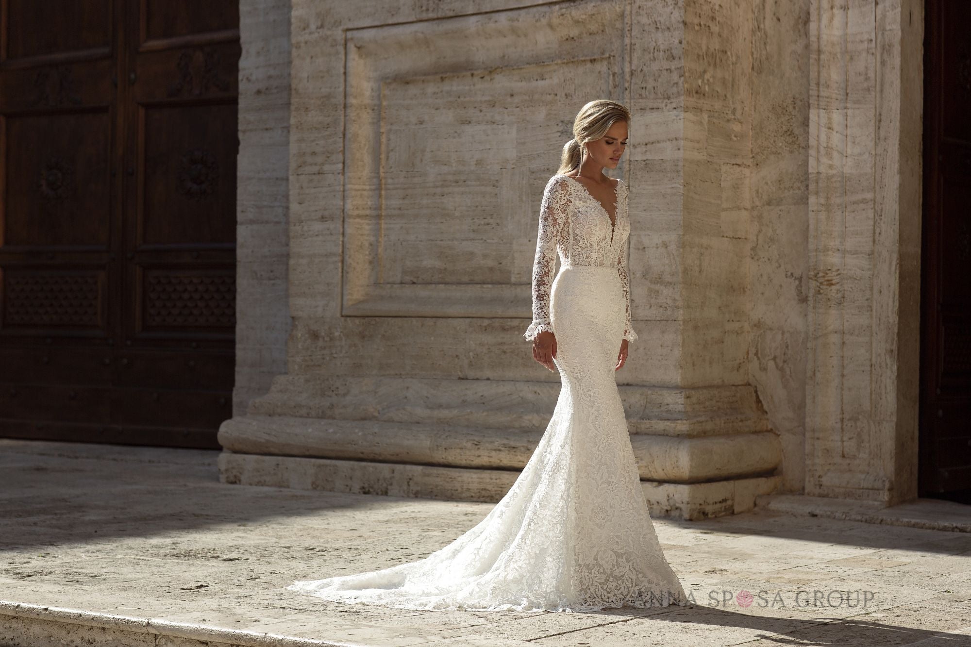 Robe de mariée La Petra Lempy – Sirène ivoire en dentelle élégante avec manches longues et traîne spectaculaire