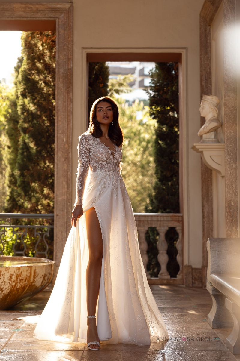 Robe de mariée Anna Sposa Lisma – Ligne A ivoire en dentelle avec manches longues et fente élégante