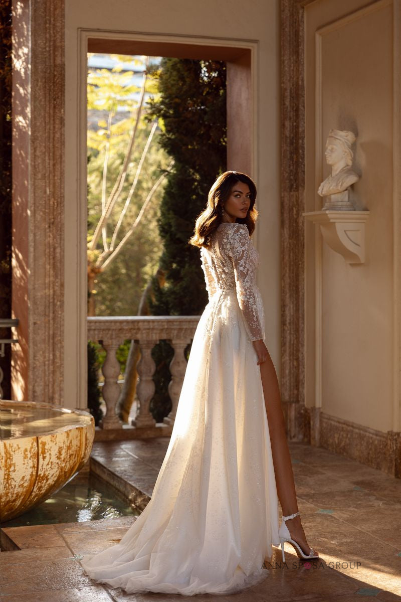 Robe de mariée Anna Sposa Lisma – Ligne A ivoire en dentelle avec manches longues et fente élégante