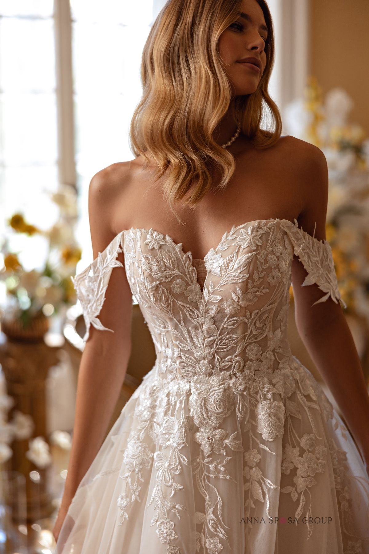 Robe de mariée Anna Sposa Luv – Volumineuse en dentelle ivoire avec bretelles tombantes amovibles