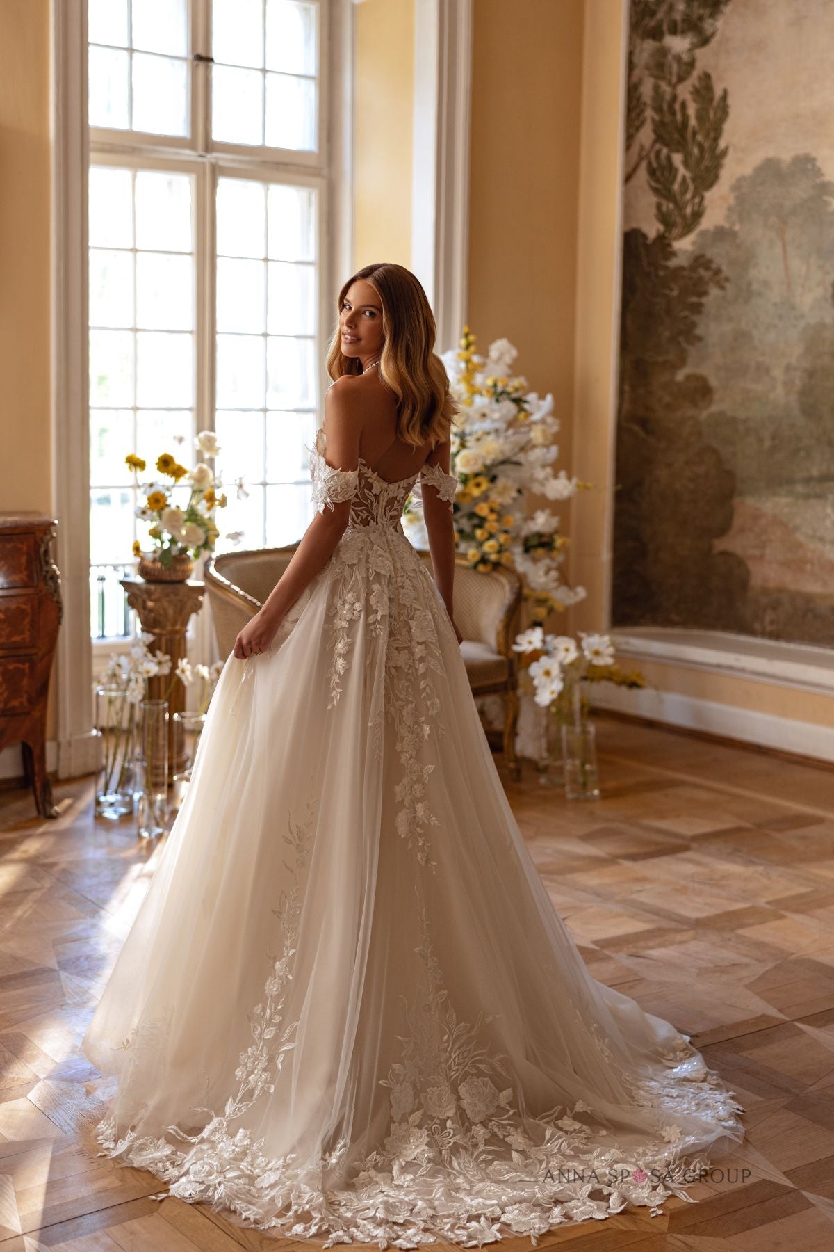 Robe de mariée Anna Sposa Luv – Volumineuse en dentelle ivoire avec bretelles tombantes amovibles