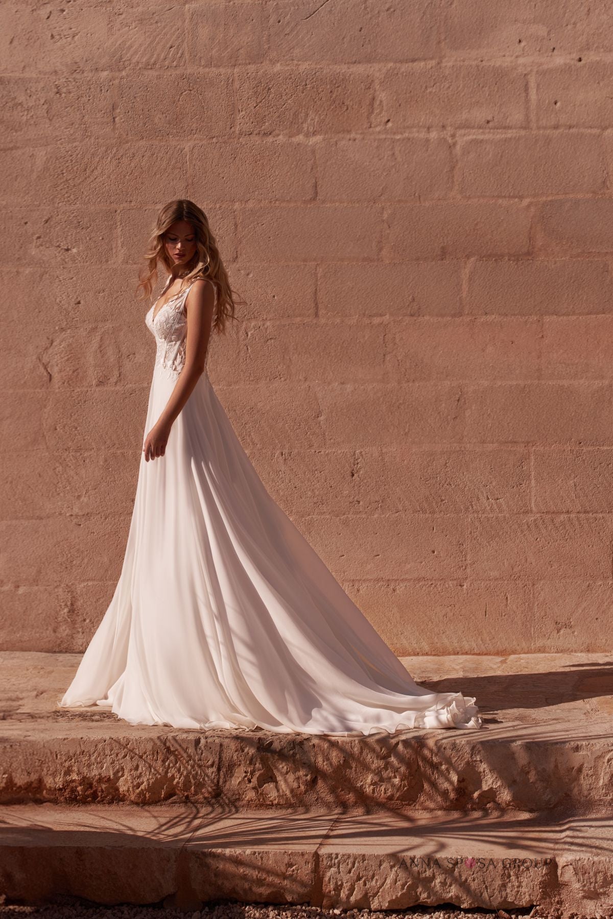 Robe de mariée Marano – Dentelle raffinée, décolleté profond & jupe fluide longue