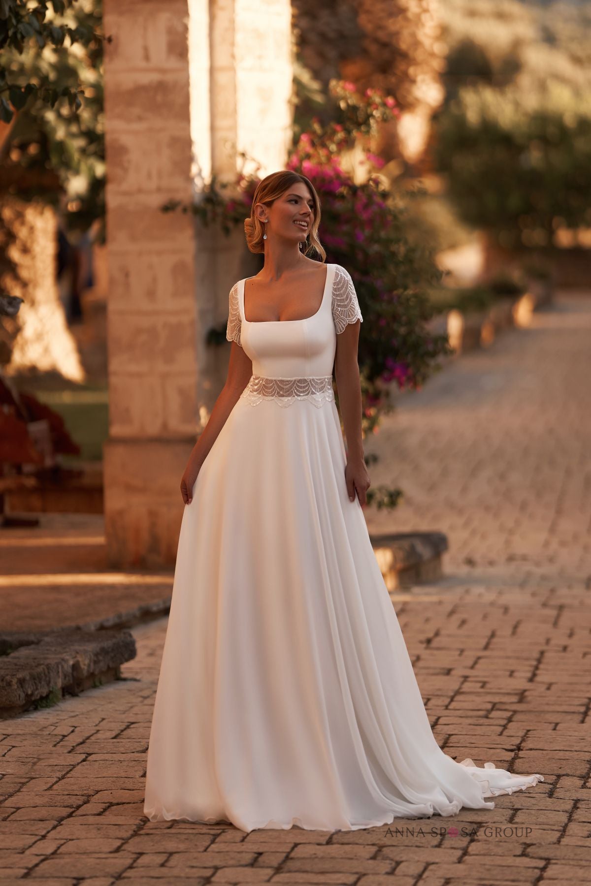 Robe de mariée Mirey – Mousseline décolleté carré et manches courtes en dentelle