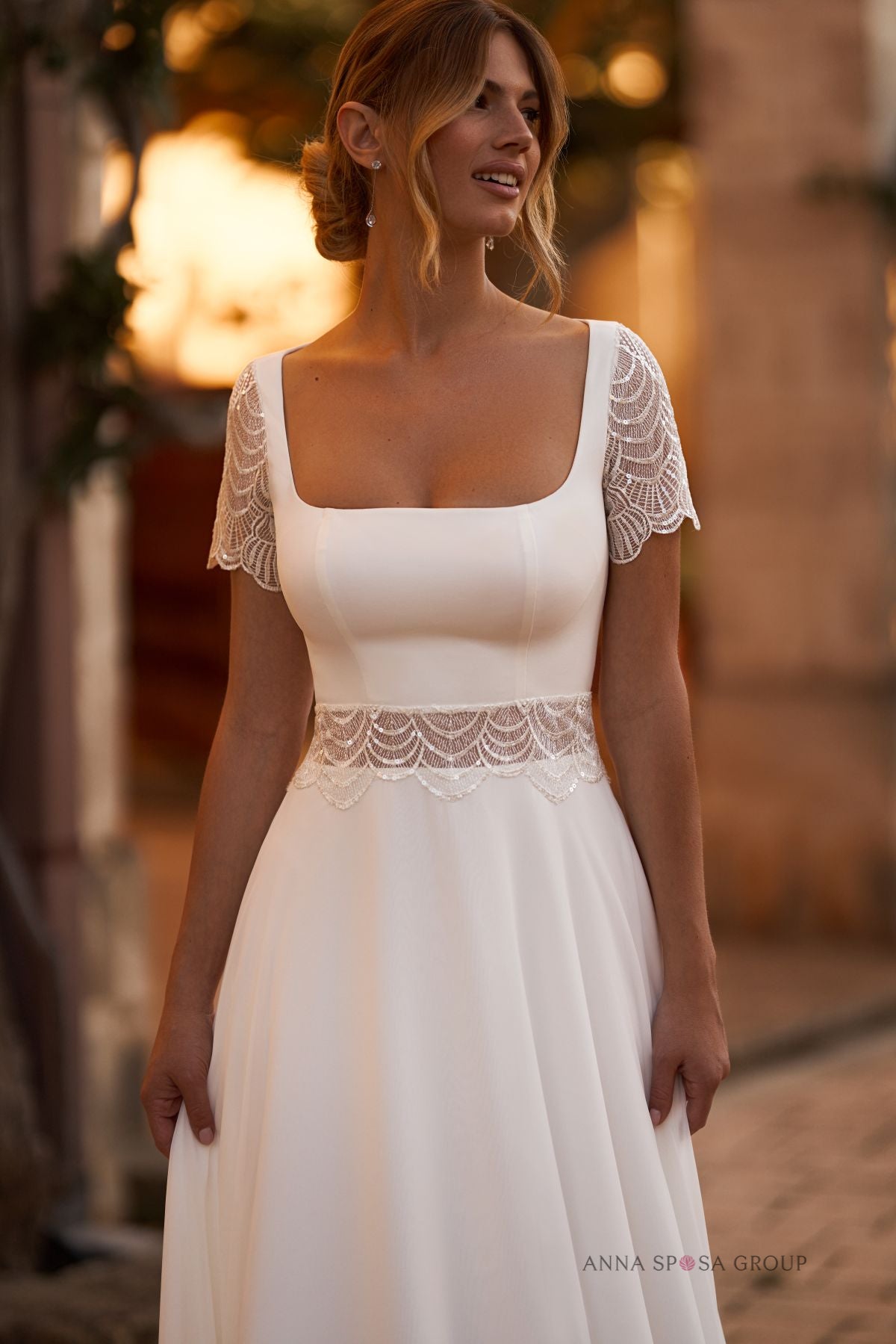 Robe de mariée Mirey – Mousseline décolleté carré et manches courtes en dentelle