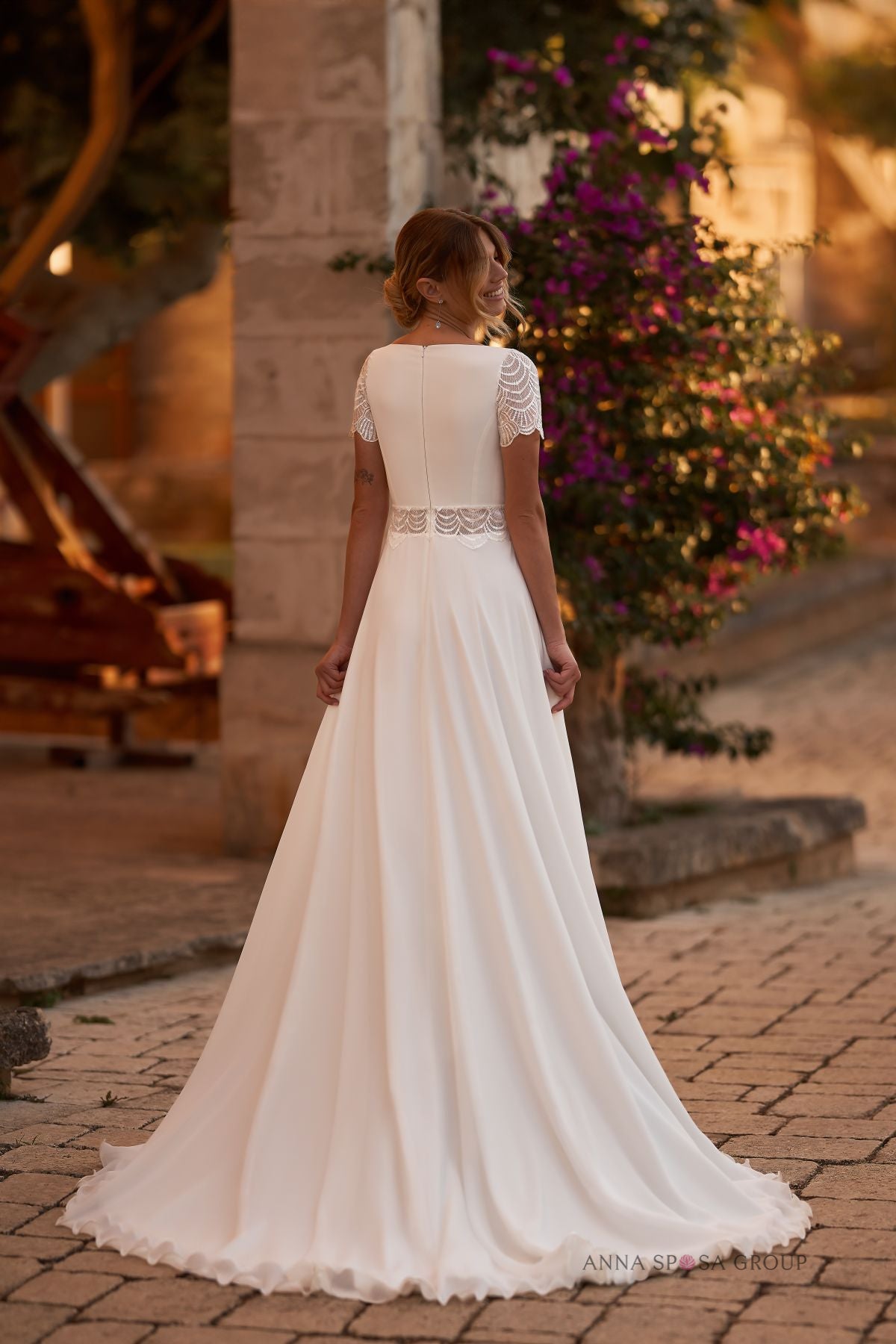 Robe de mariée Mirey – Mousseline décolleté carré et manches courtes en dentelle