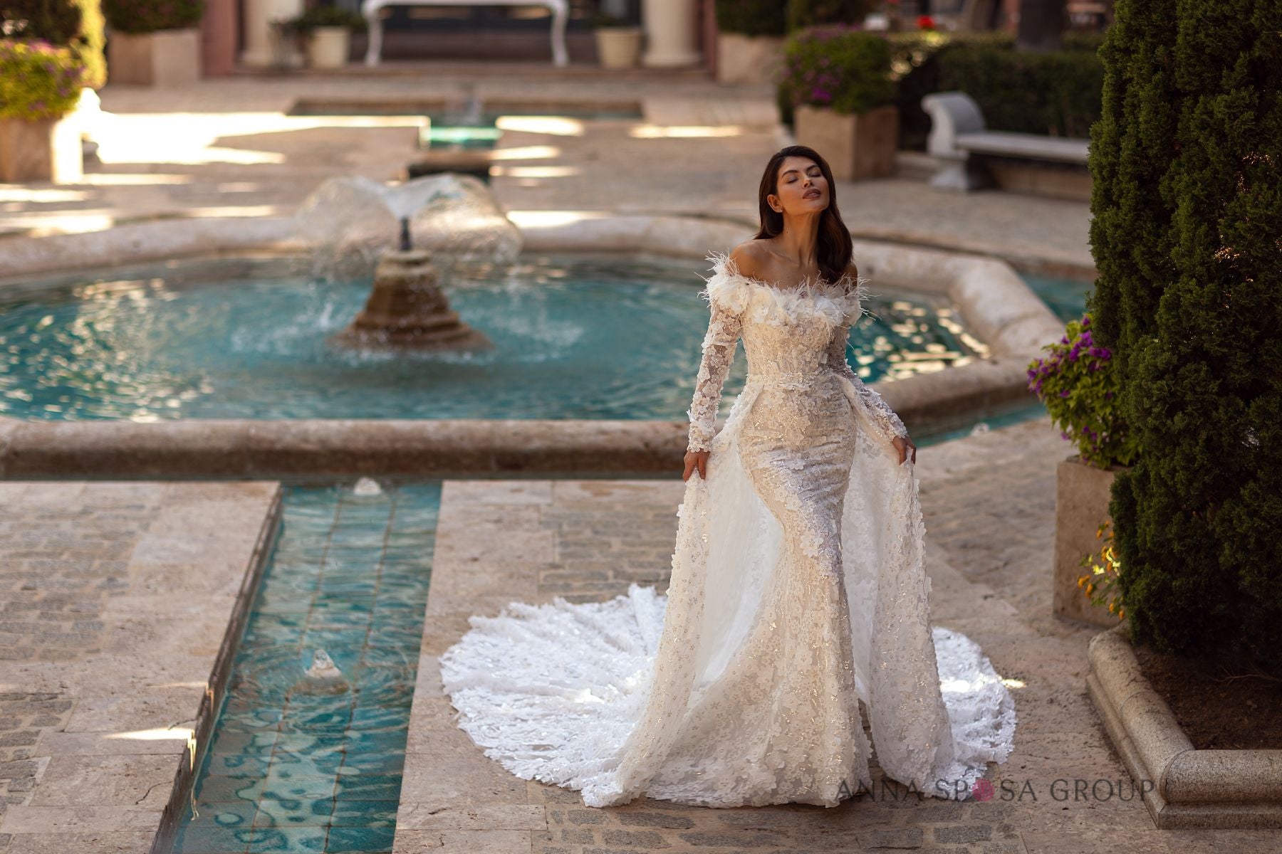 Robe de mariée Anna Sposa Montal – Sirène ivoire en dentelle brodée avec plumes et traîne amovible