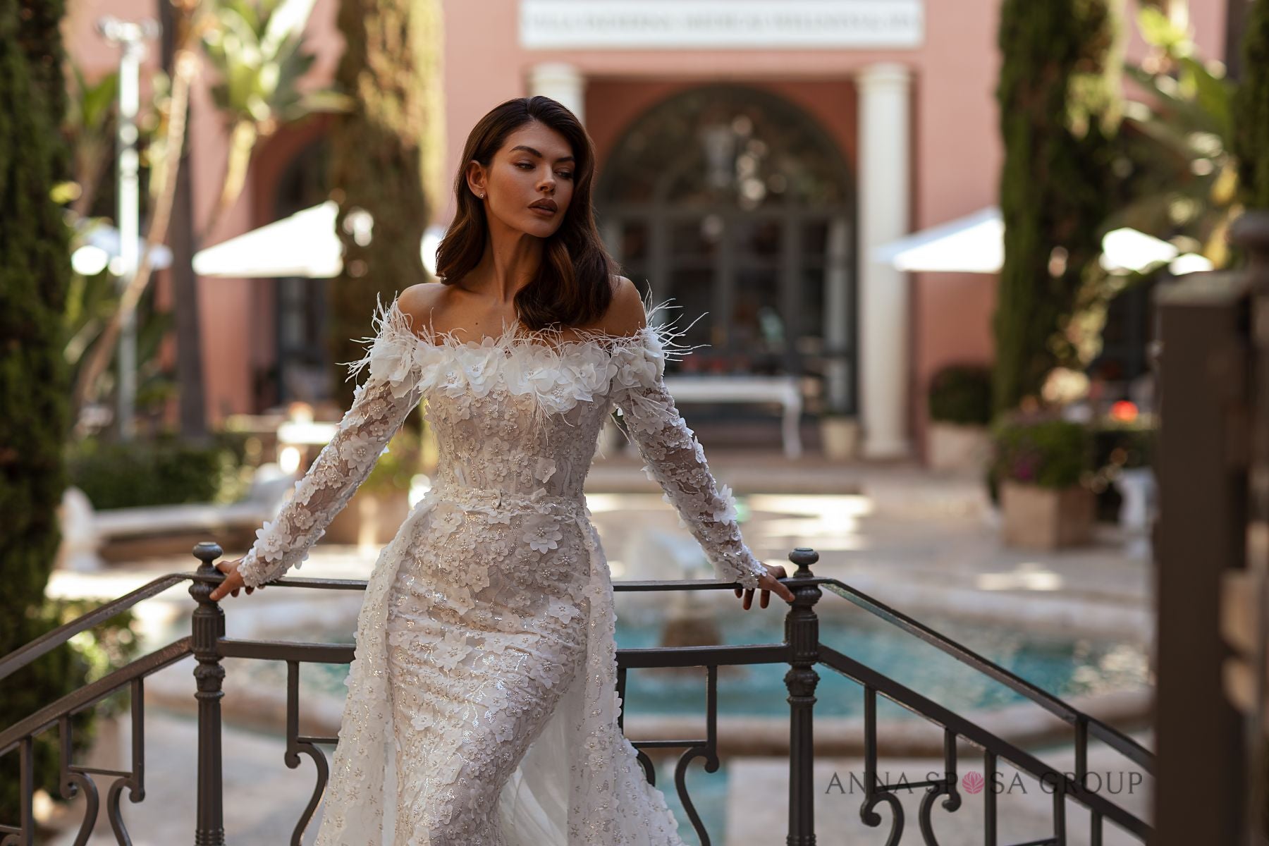 Robe de mariée Anna Sposa Montal – Sirène ivoire en dentelle brodée avec plumes et traîne amovible
