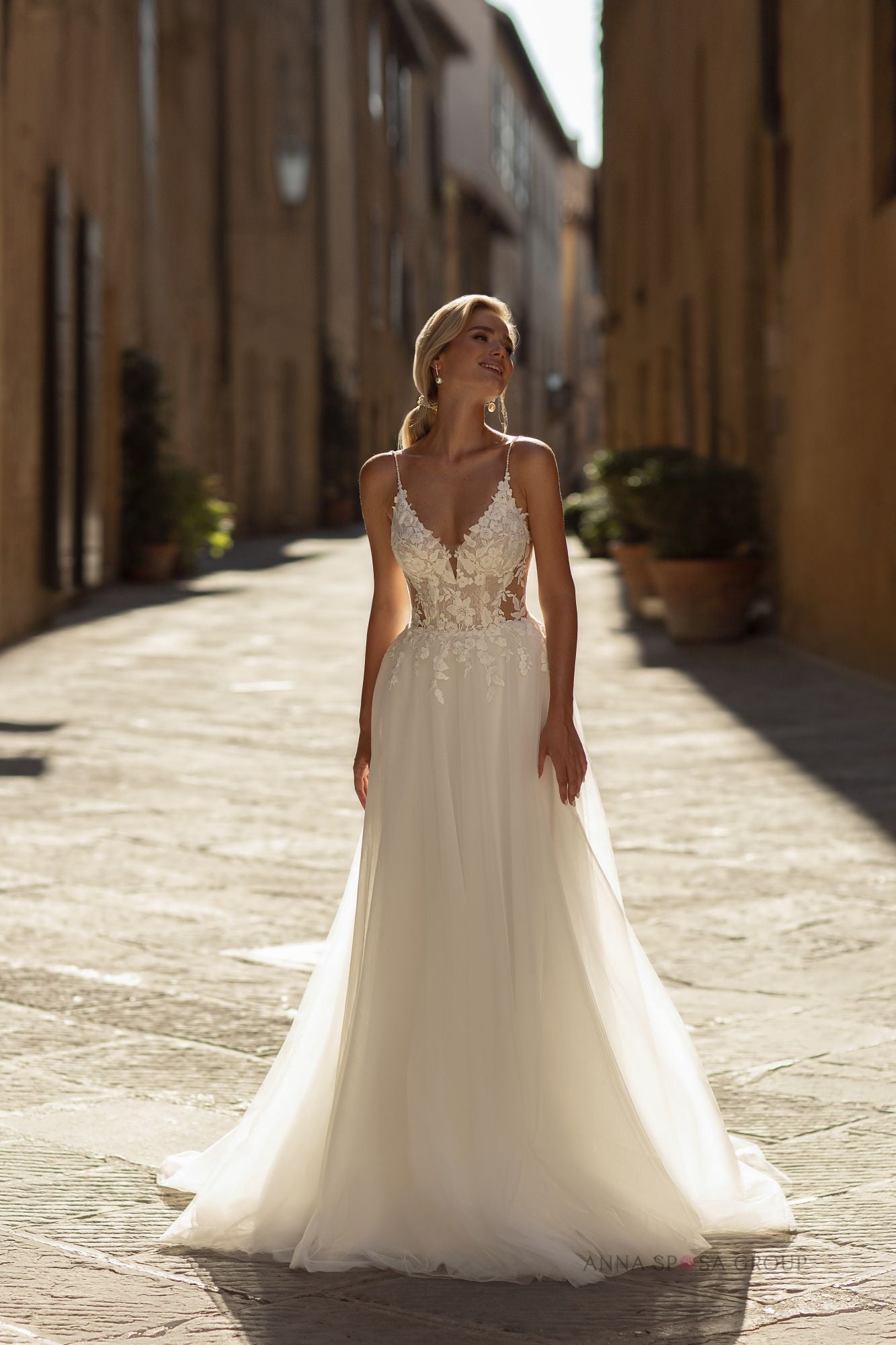 Robe de mariée La Petra Muphrid – Ligne A ivoire en dentelle Chantilly avec fines bretelles et jupe légère