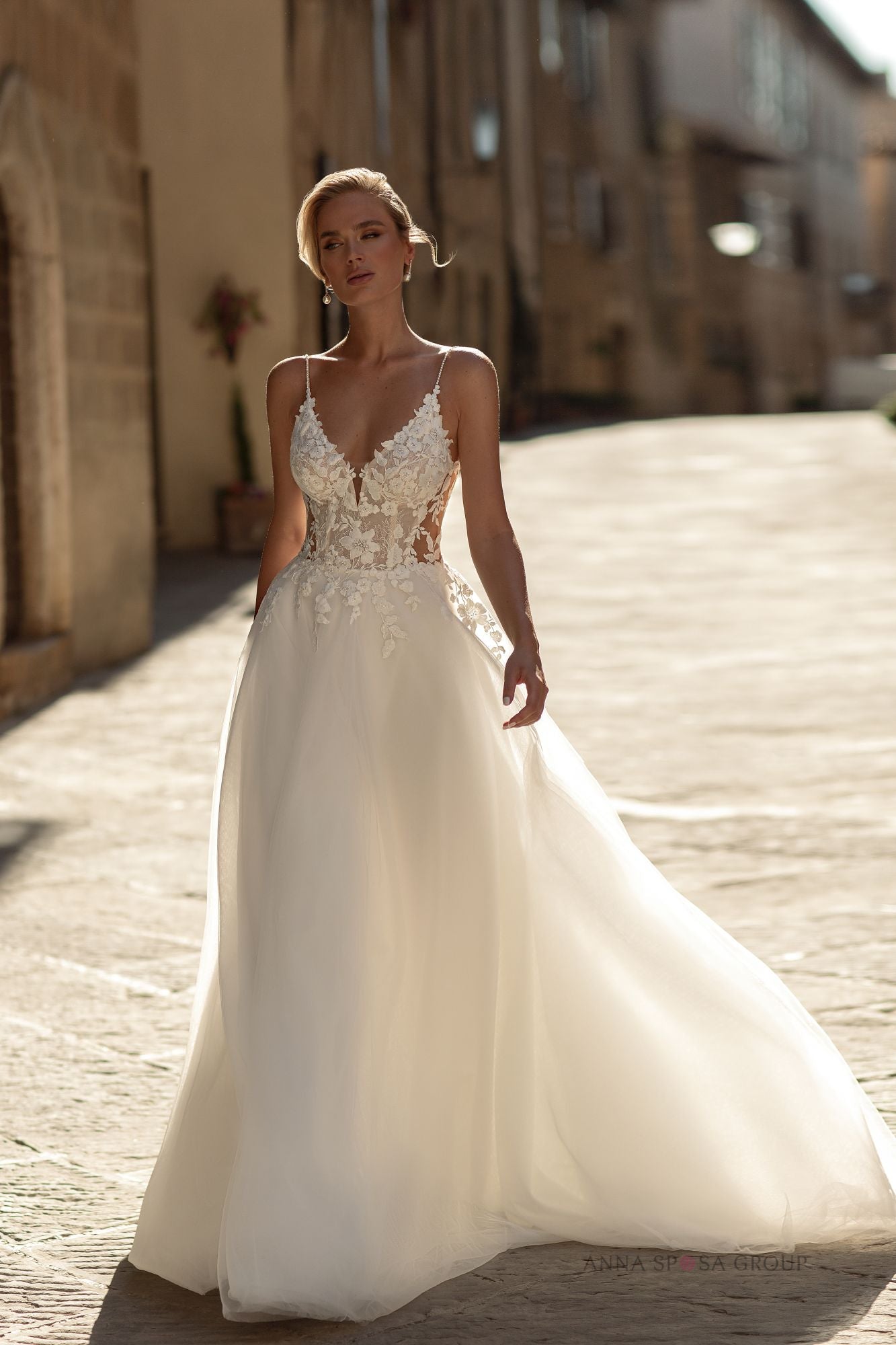 Robe de mariée La Petra Muphrid – Ligne A ivoire en dentelle Chantilly avec fines bretelles et jupe légère